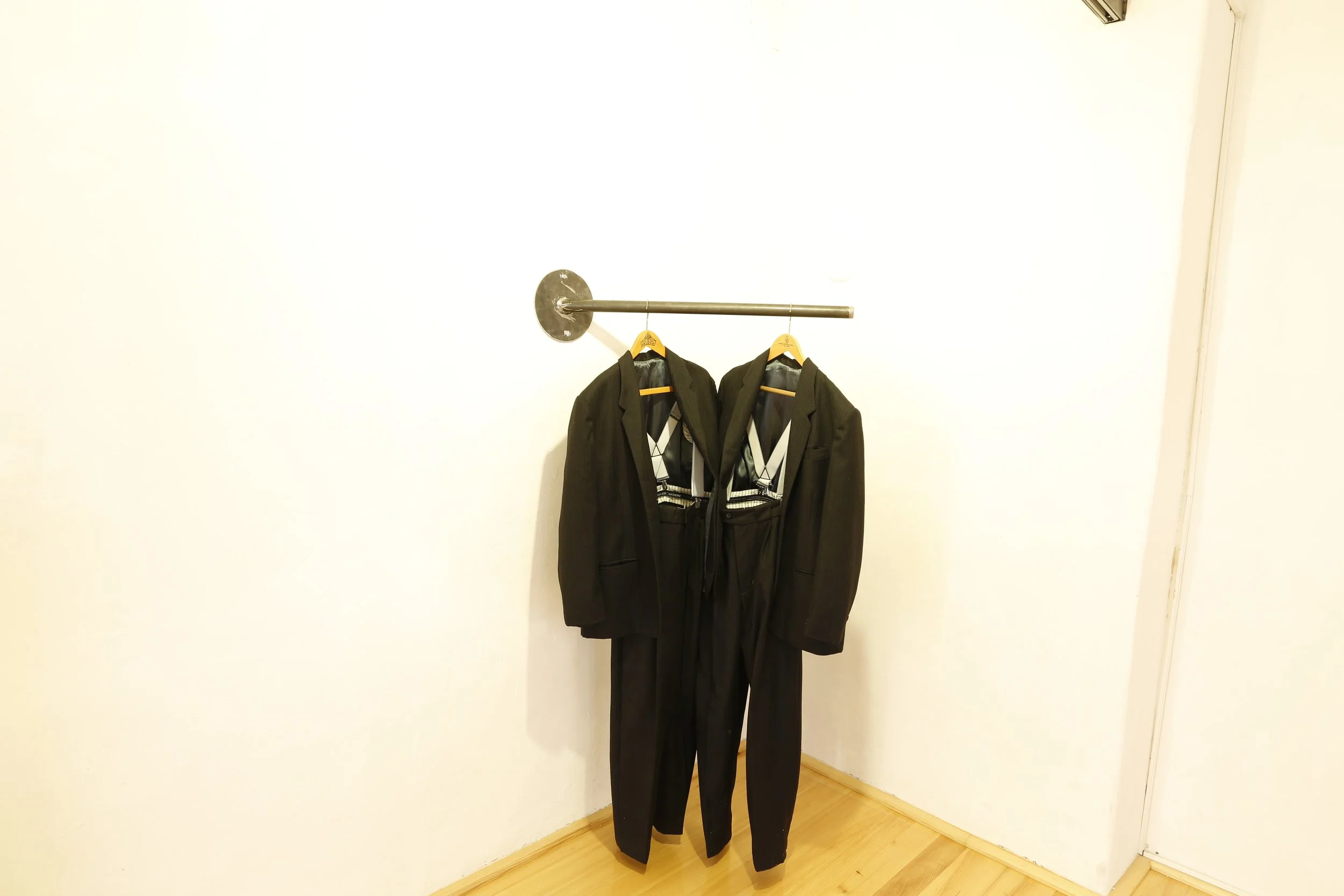 Kunstinstallation, Anzug von siamesischen Zwillingen, Kulturzentrum bei den Minoriten, Graz, Ausstellung des aktuellen Künstlers Eduard Winklhofer aus Düsseldorf