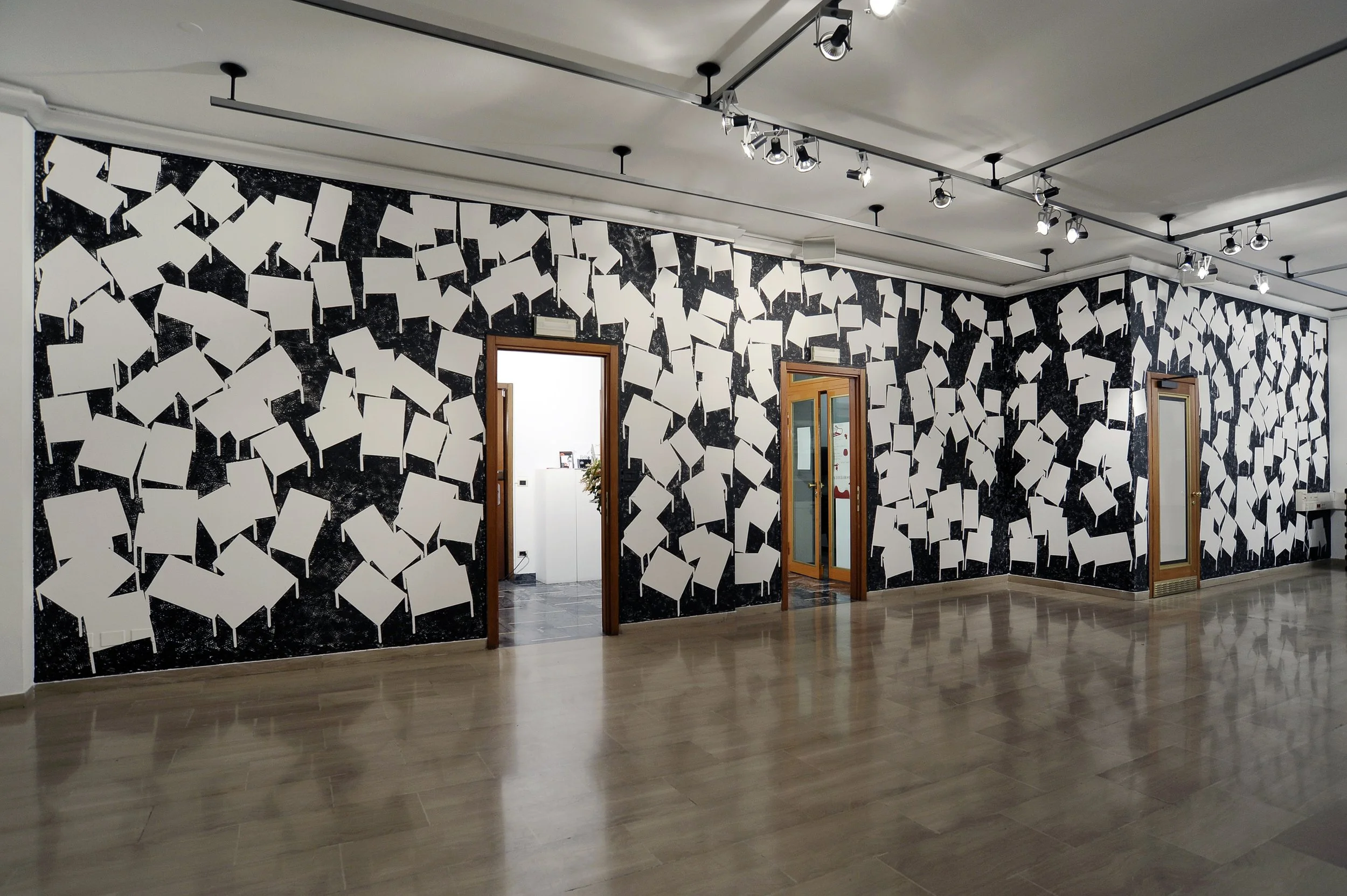 Einzelausstellung in Mailand, großes Wandbild aus der Serie Tische von zeitgenössischem Düsseldorfer Künstler Eduard Winklhofer in 2010