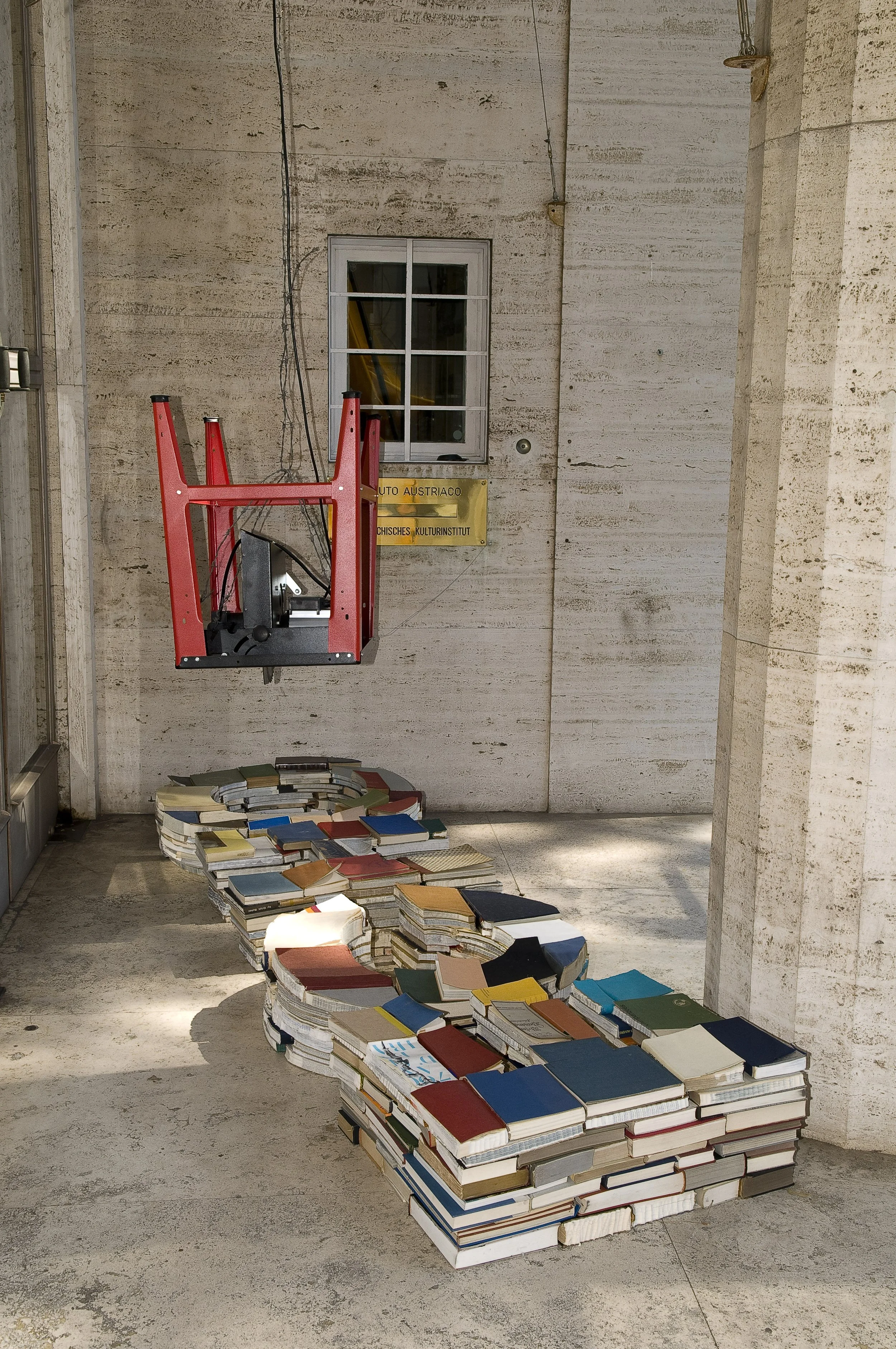 Installation Echo, Bücher, hängende Kreissäge, Österreichisches Kulturinstitut, Arbeiten von Düsseldorfer Künstler Eduard Winklhofer