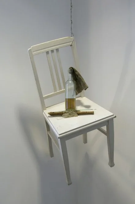 Installation, weißer Stuhl mit einer Flasche, einem Tuch, Arbeit von Eduard Winklhofer aus Düsseldorf 