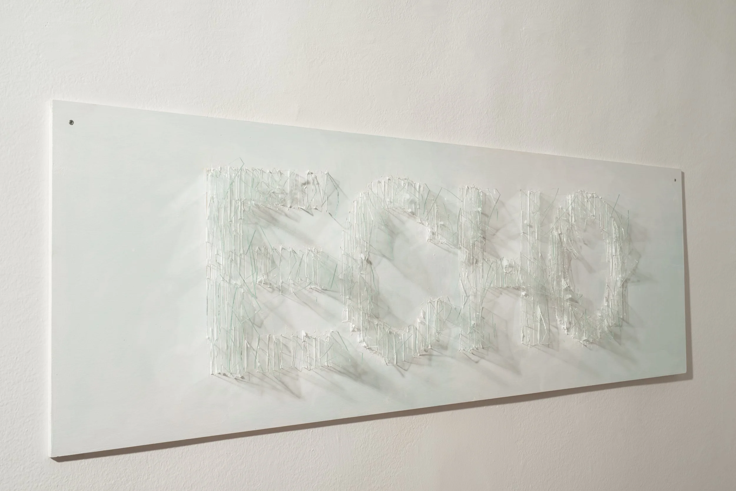 Installation an Wand, Echo, Glasscherben in Holz, Kunsthaus Köflach, von Düsseldorfer zeitgenössischem Künstler Eduard Winklhofer 