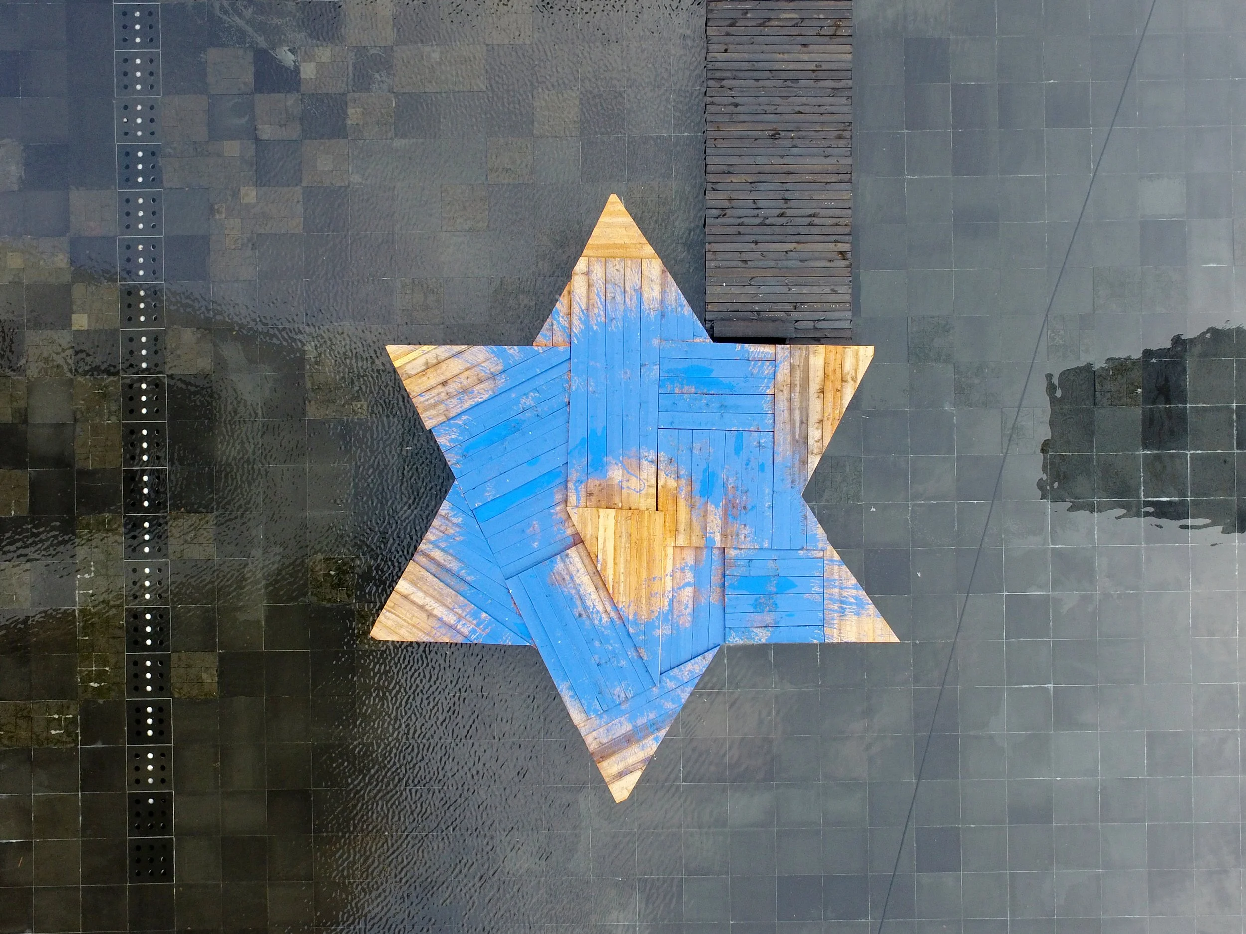 Installation in Shenzhen, Holztisch, blaue Farbe,  von Düsseldorfer zeitgenössischem Künstler Eduard Winklhofer