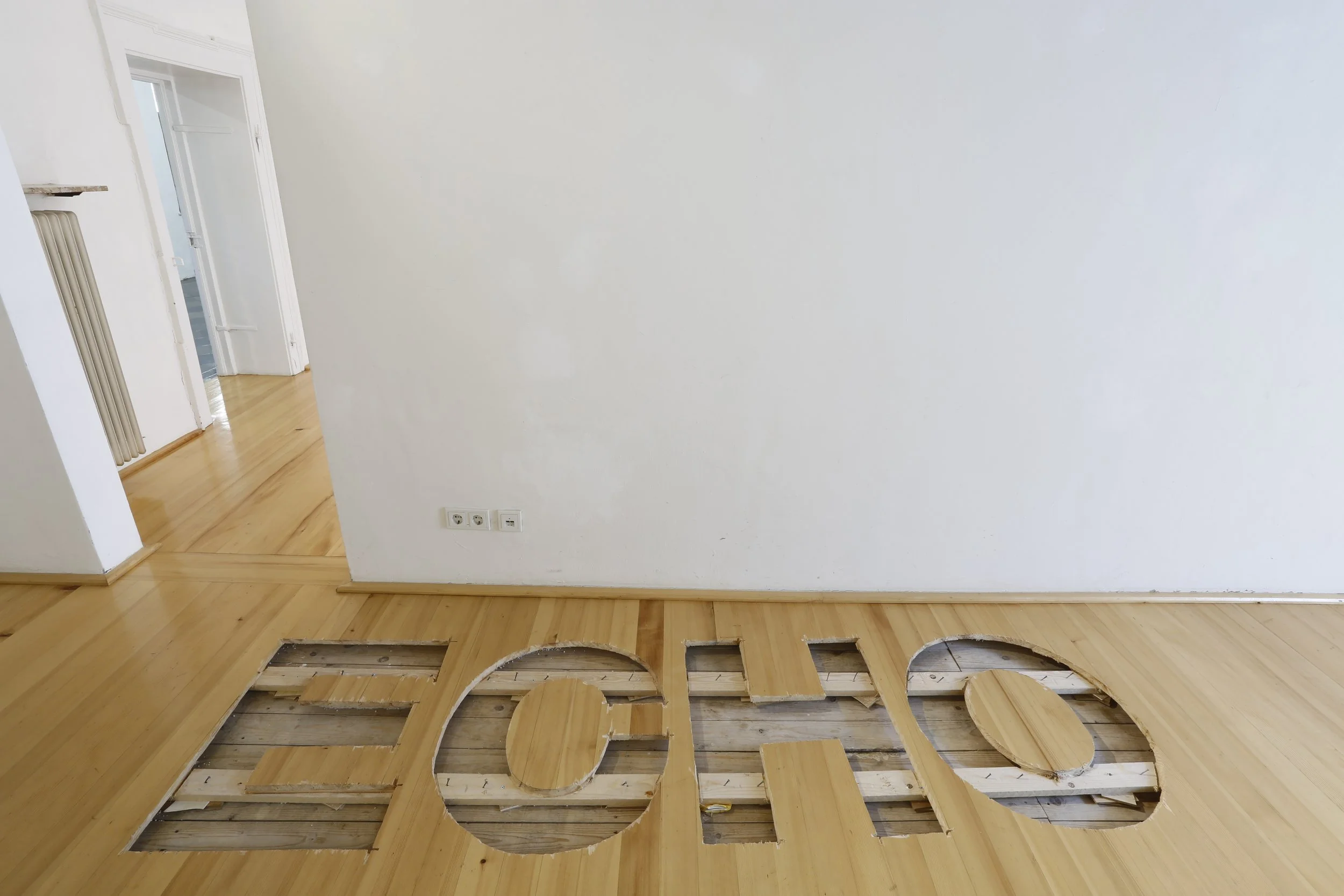 Kunstinstallation, Echo in den Boden gesägt, Kulturzentrum bei den Minoriten, Graz, Ausstellung des aktuellen Künstlers Eduard Winklhofer aus Düsseldorf 