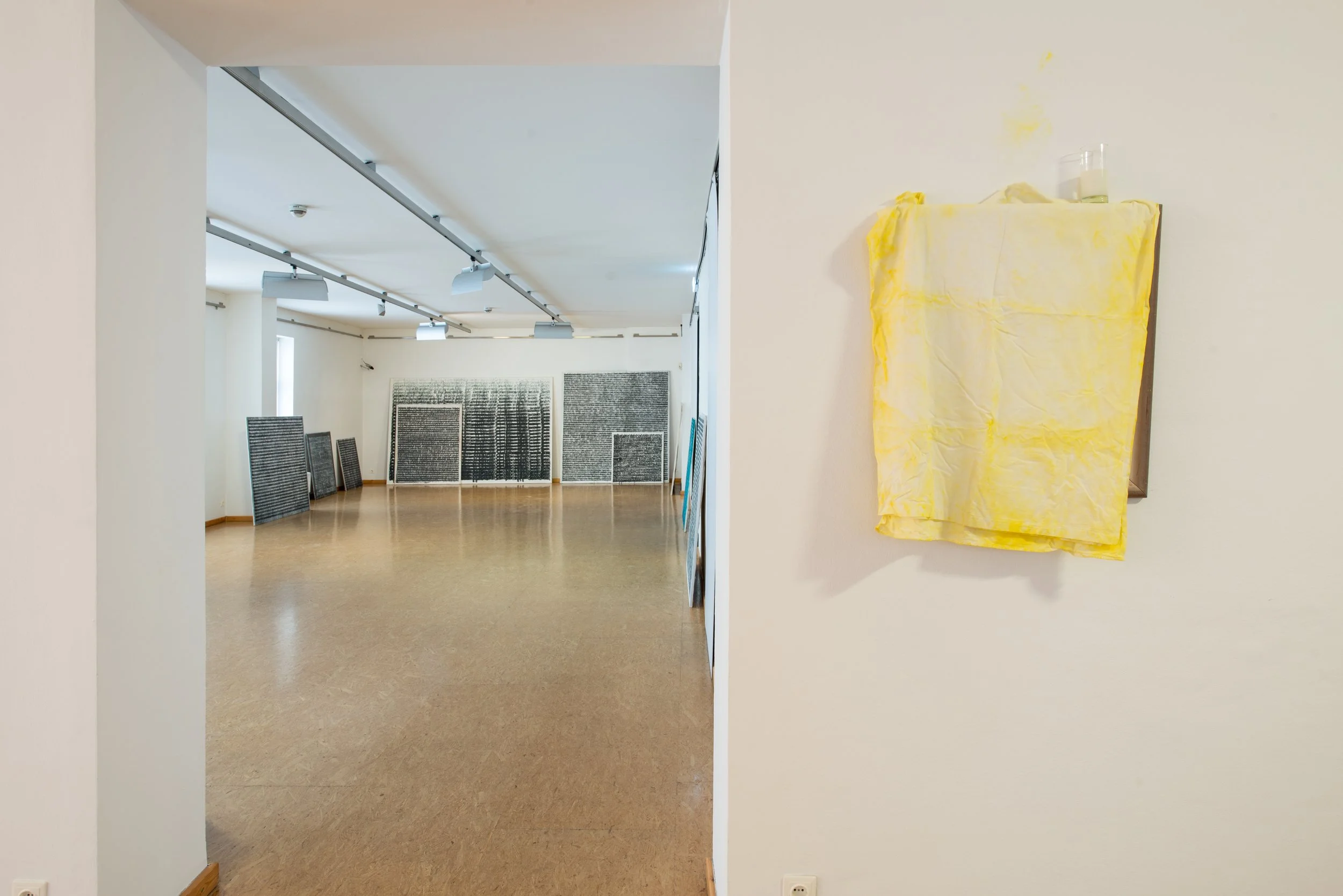 Installation an Wand, Tuch mit gelbem Pigment, Spiegel, Glas Milch, Kunsthaus Köflach, von Düsseldorfer zeitgenössischem Künstler Eduard Winklhofer