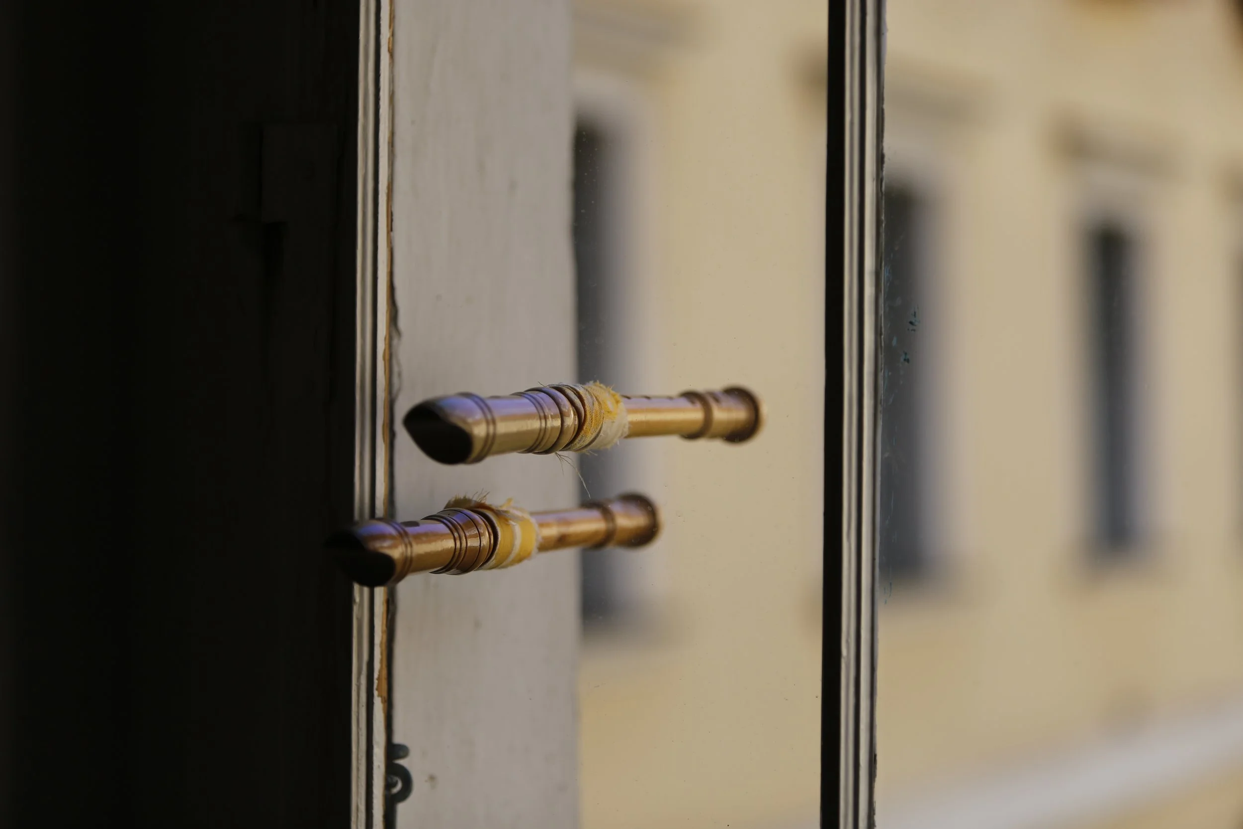 Kunstinstallation, Flöten durch Glasfenster, Kulturzentrum bei den Minoriten, Graz, Ausstellung des aktuellen Künstlers Eduard Winklhofer aus Düsseldorf 