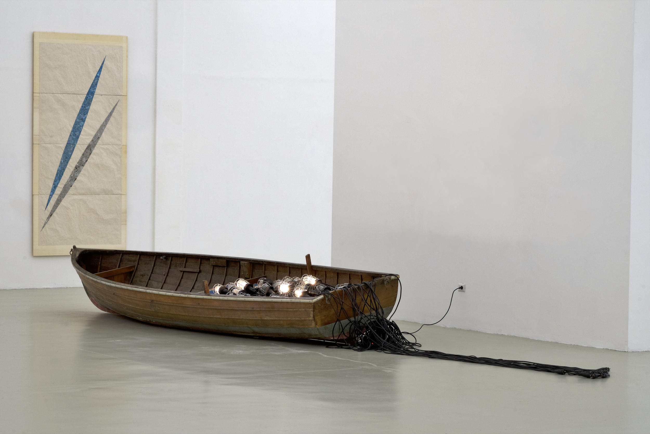 Arbeit ohne Titel, Boot, Lampen