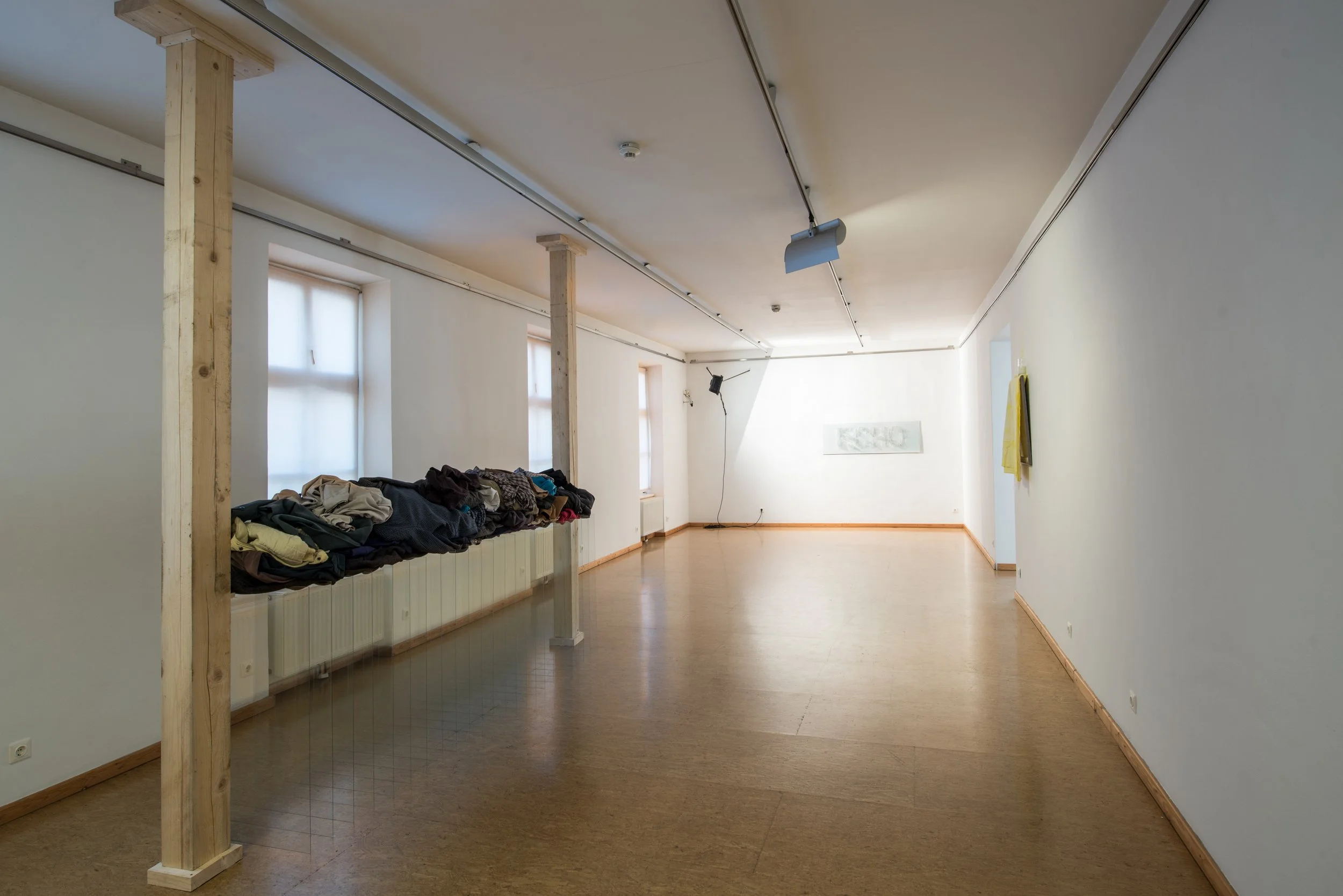 Sandsäcke auf Glasscheiben, Kunstinstallation, Kulturzentrum bei den Minoriten, Graz, Ausstellung des aktuellen Künstlers Eduard Winklhofer aus Düsseldorf