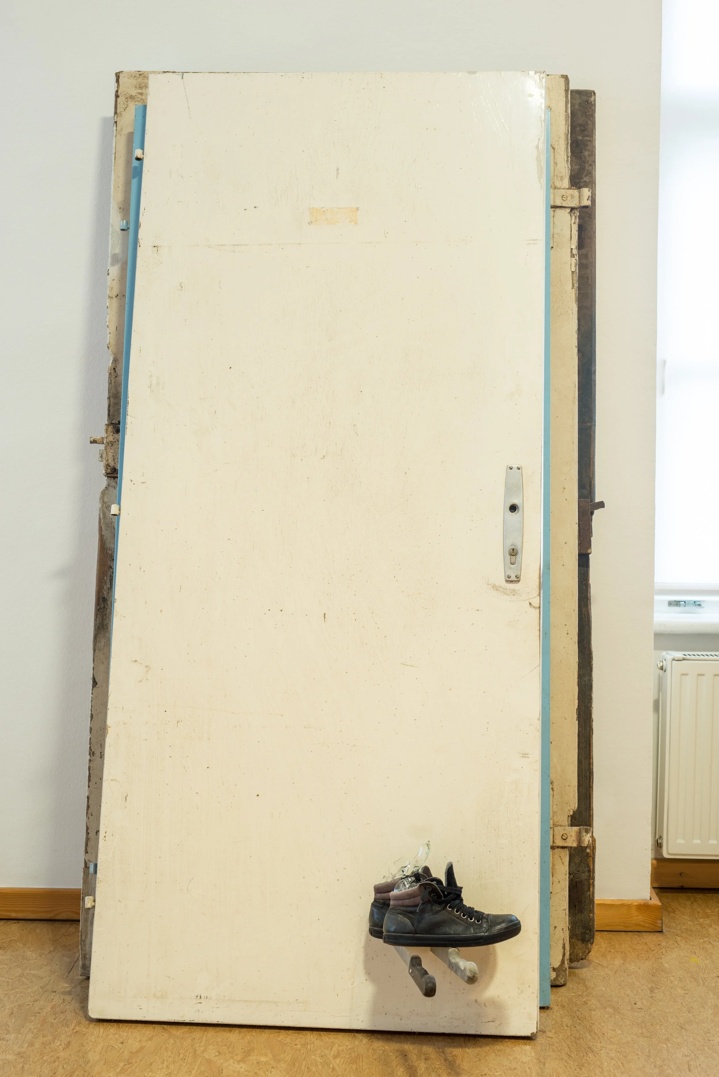 Schuhe auf Messern an Tür befestigt, Installation, Künstler Eduard Winklhofer aus Düsseldorf 