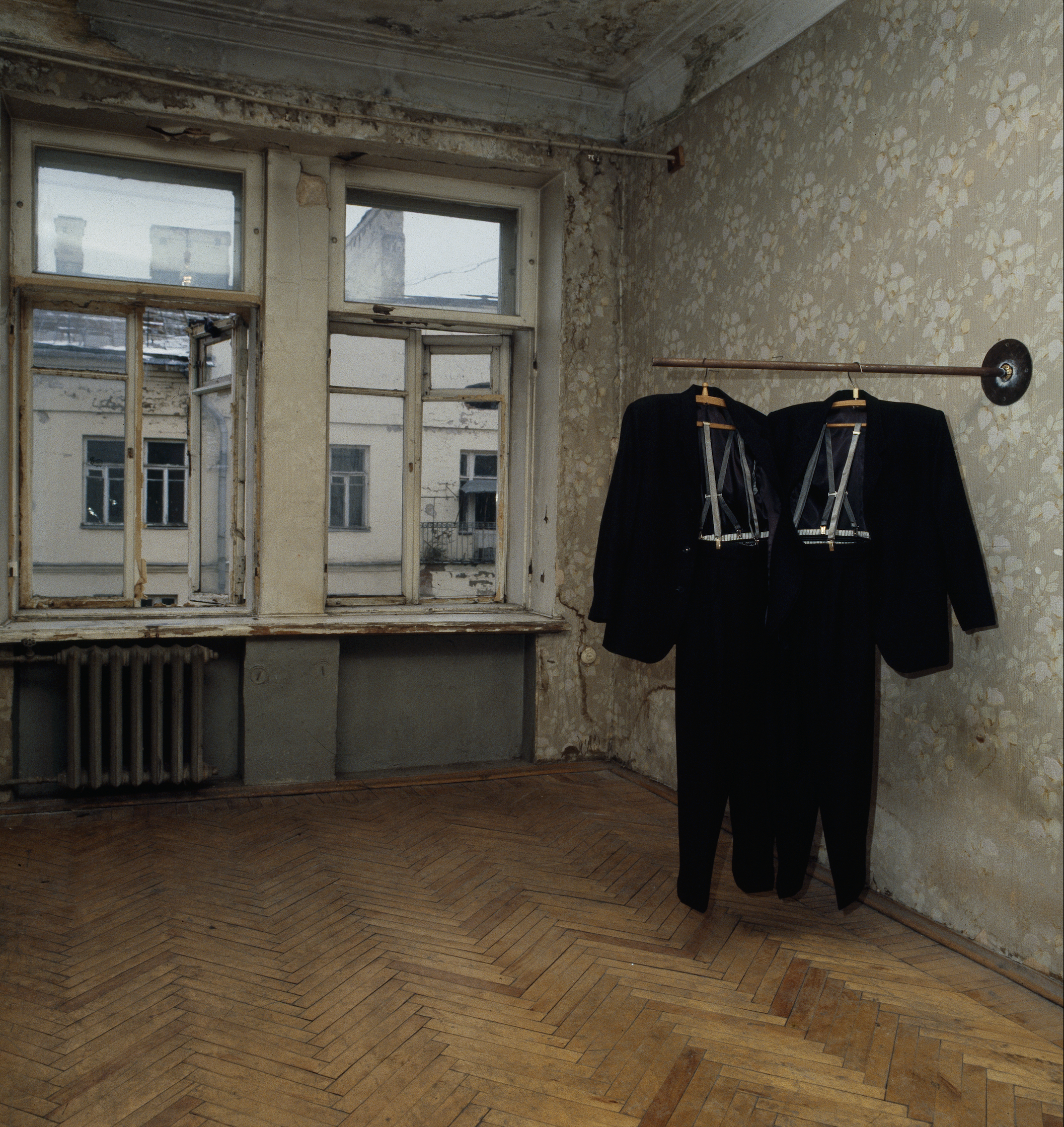 Aufgehangener Anzug siamesischer Zwillinge, moderne Installation vom zeitgenössischen Düsseldorfer Künstler Eduard Winklhofer im Center for Contemporary Art in Moskau, 80er Jahre