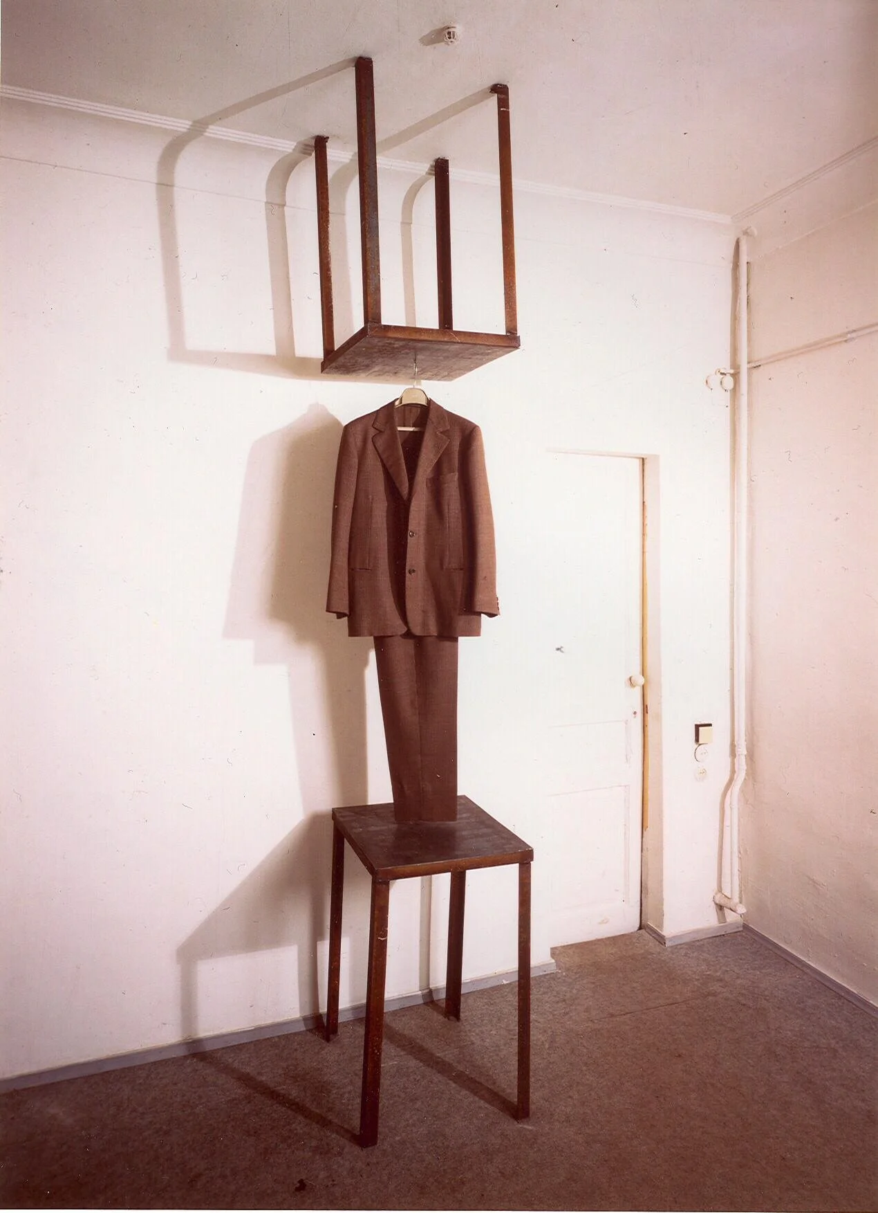 Anzug zwischen zwei Tische gespannt, moderne Installation vom zeitgenössischen Düsseldorfer Künstler Eduard Winklhofer im Center for Contemporary Art in Moskau, 80er Jahre