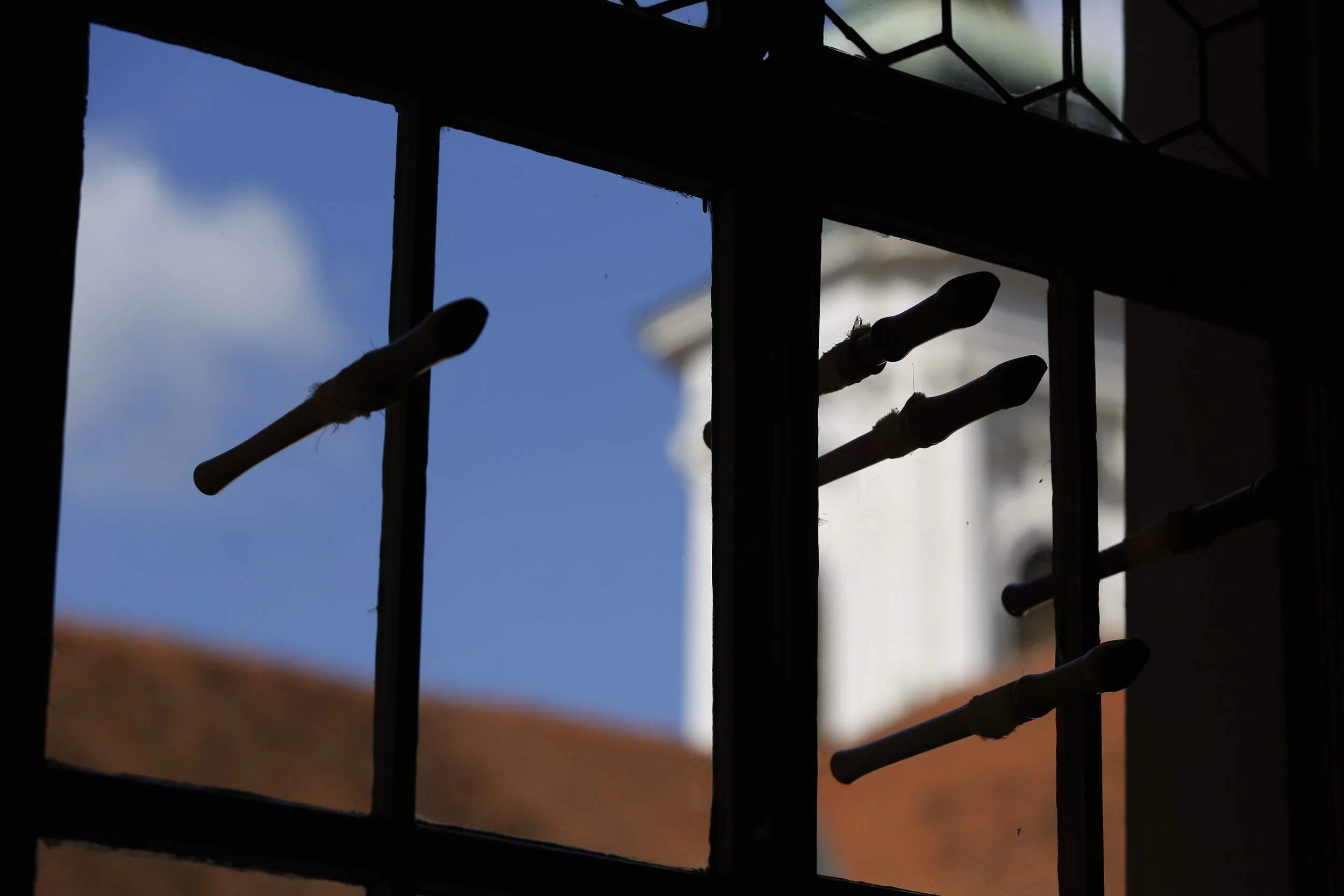 Kunstinstallation, Flöten durch Glasfenster, Kulturzentrum bei den Minoriten, Graz, Ausstellung des aktuellen Künstlers Eduard Winklhofer aus Düsseldorf 