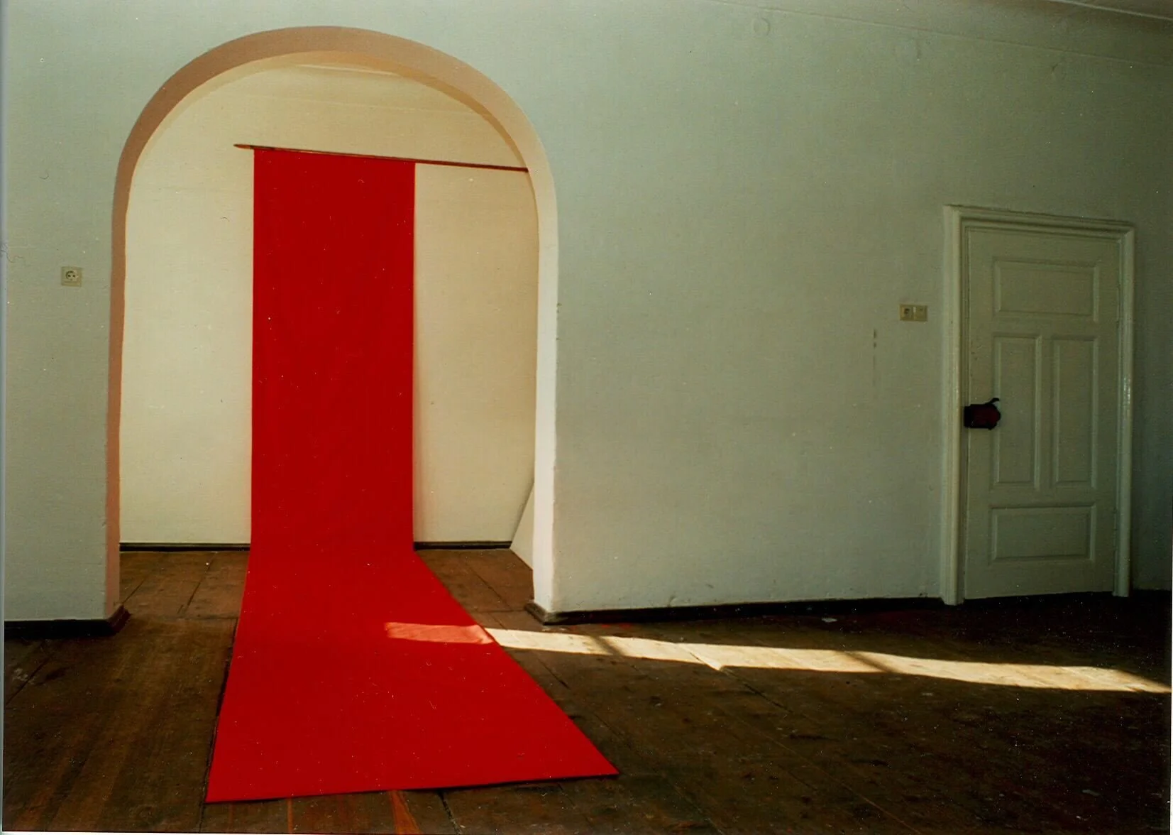 Eduard Winklhofer, zeitgenössische Kunst Düsseldorf, Künstler Atelier Düsseldorf, 1988, Installation, Rote Flagge, Atelier Robida, Köflach