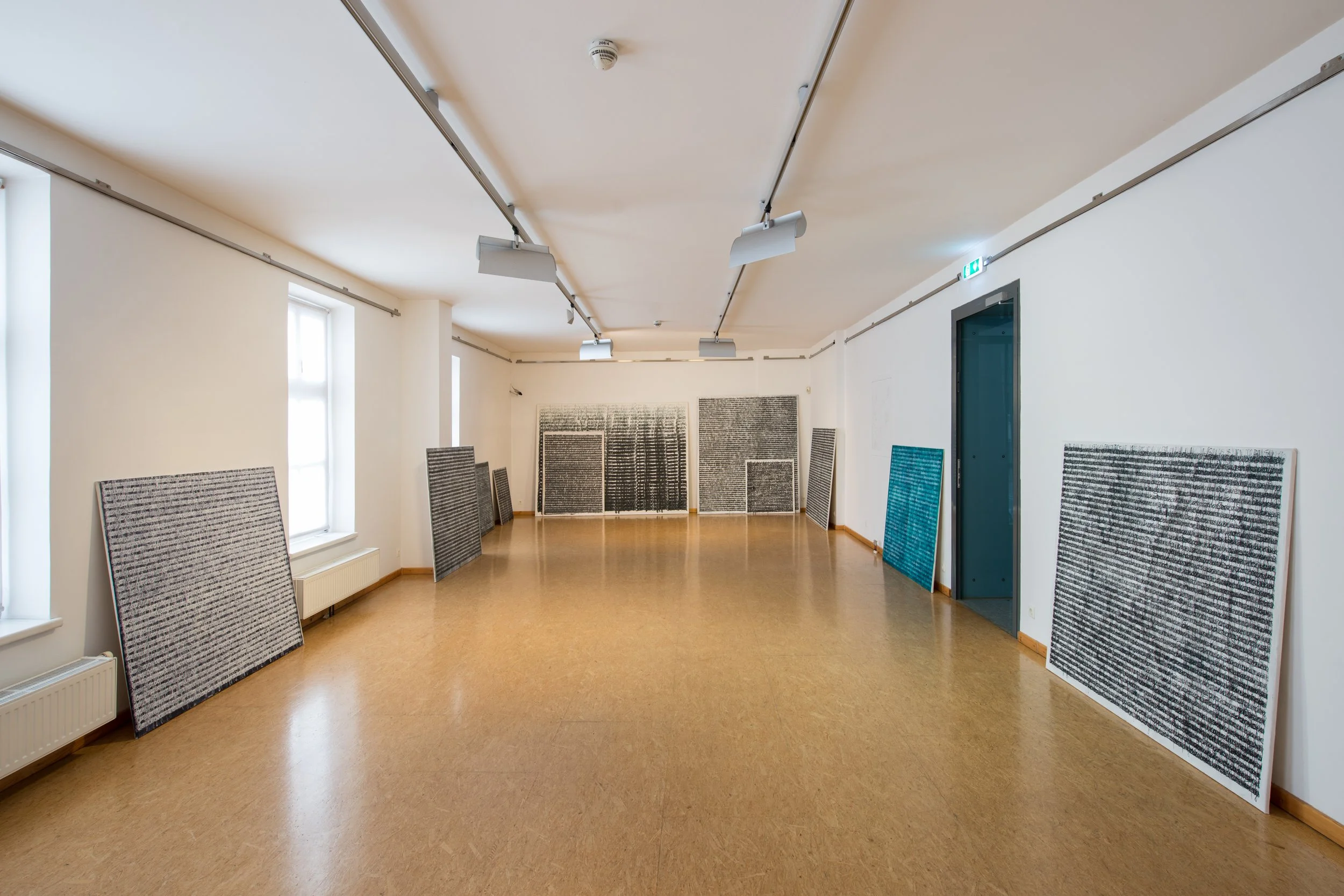 Galerie mit mehreren Wandbildern aus der Serie Schriftbild, Kunsthaus Köflach, von Düsseldorfer zeitgenössischem Künstler Eduard Winklhofer