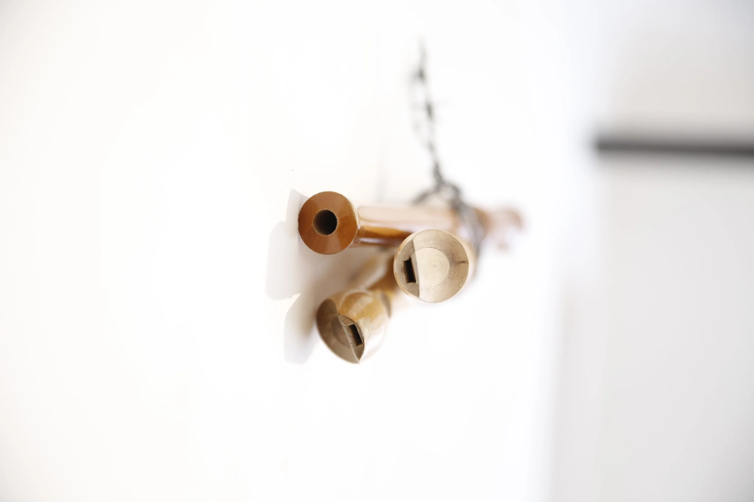 Kunstinstallation, Holzflöten und Stacheldraht,  Kulturzentrum bei den Minoriten, Graz, Ausstellung des aktuellen Künstlers Eduard Winklhofer aus Düsseldorf 