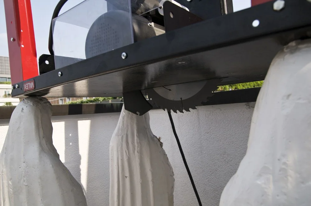 Installation, Gips Madonnen tragen Kreissäge, Arbeit von Eduard Winklhofer, Künstler aus Düsseldorf, Ausstellung Sede Banca Vontobel