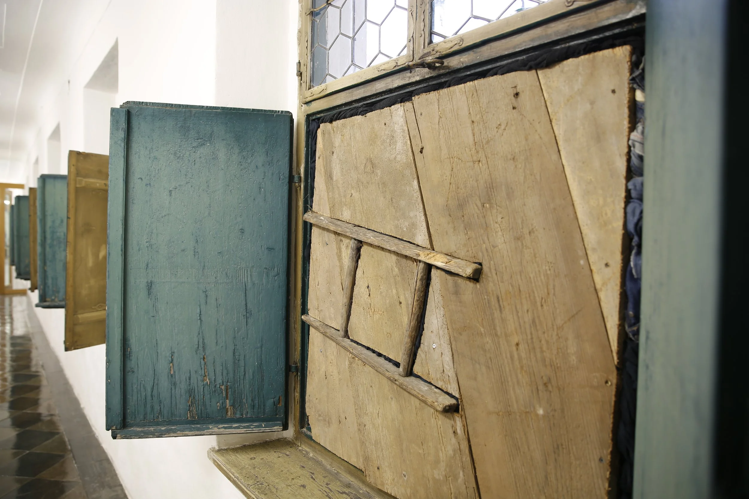 Kunstinstallation, Holzbalken, Leiter und Flöten in Fenstern, Kulturzentrum bei den Minoriten, Graz, Ausstellung des aktuellen Künstlers Eduard Winklhofer aus Düsseldorf 