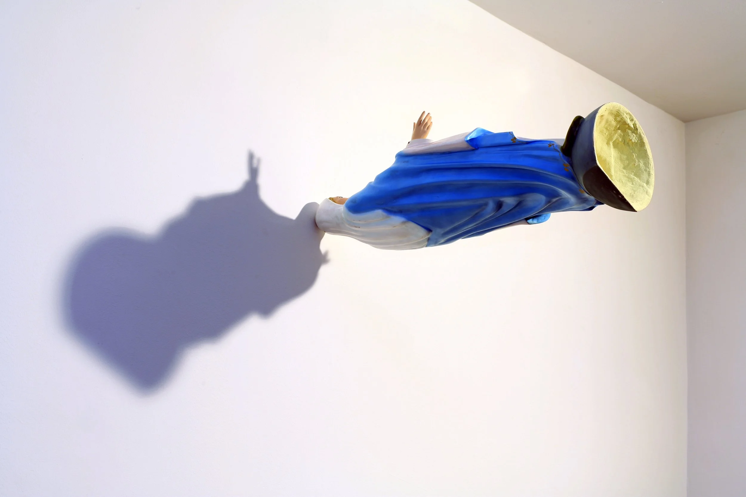 Detail, Schwebende Gips Madonna, moderne Installation vom zeitgenössischen Düsseldorfer Künstler Eduard Winklhofer im Museum für moderne Kunst La Spezia, 90er Jahre