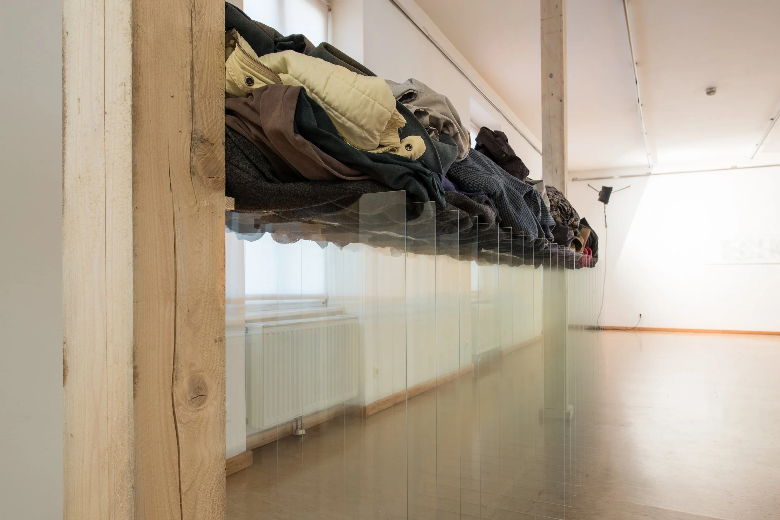 	
Sandsäcke auf Glasscheiben, Kunstinstallation, Kulturzentrum bei den Minoriten, Graz, Ausstellung des aktuellen Künstlers Eduard Winklhofer aus Düsseldorf