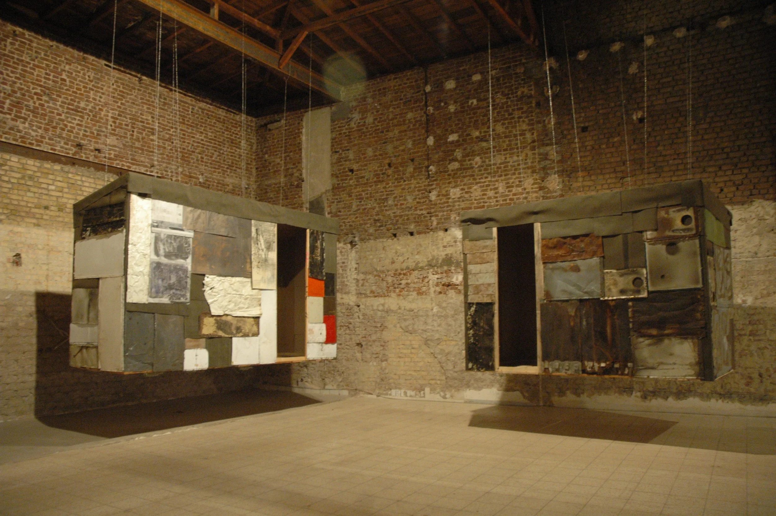 Große Kunstinstallation, Ausstellung in der Gloriahalle, aufgehangene Container Arbeiten von Düsseldorfer Künstler Eduard Winklhofer 
