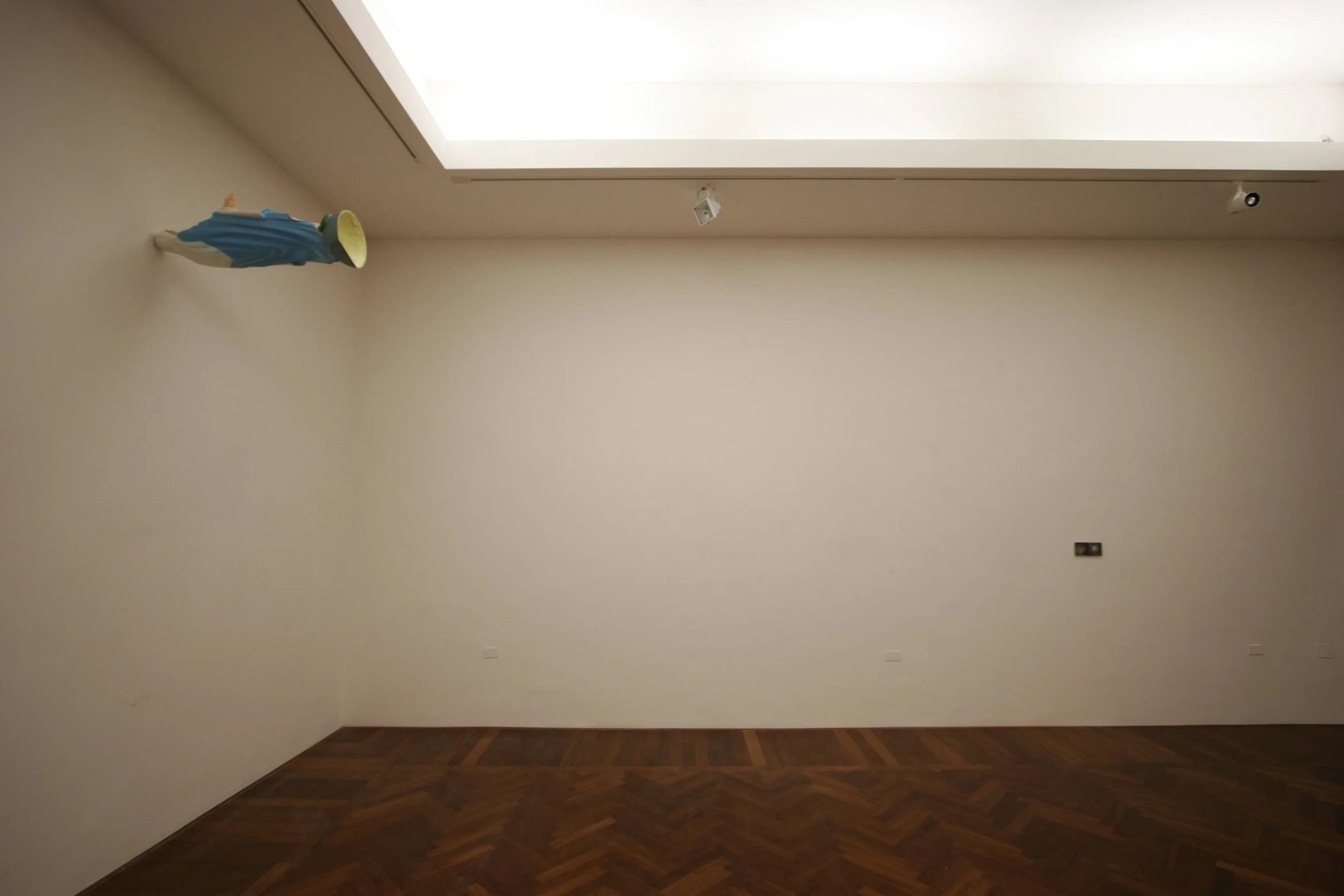 Schwebende Gips Madonna, moderne Installation vom zeitgenössischen Düsseldorfer Künstler Eduard Winklhofer im Museum für moderne Kunst La Spezia, 90er Jahre