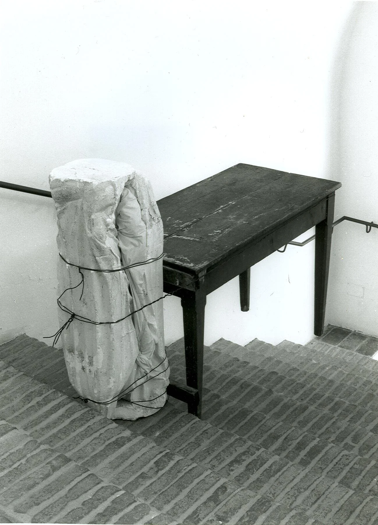 Eduard Winklhofer, zeitgenössische Kunst Düsseldorf, Künstler Atelier Düsseldorf, 1990, Installation, Zwei Gips Madonnen, Tisch, Pinacoteca, Fabriano, Italien