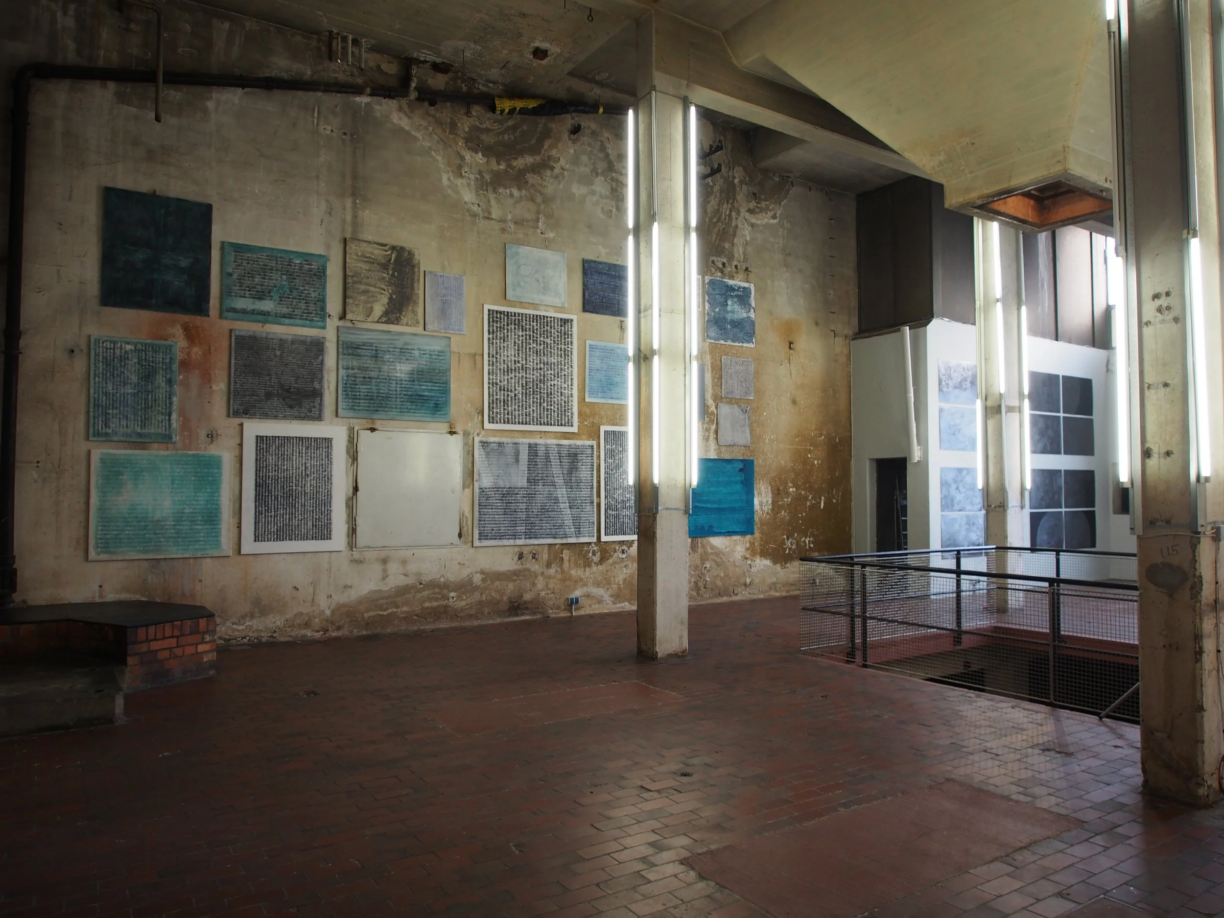 Bilderwand und Installation im Kesselhaus Bamberg Ausstellung des aktuellen Künstlers Eduard Winklhofer aus Düsseldorf