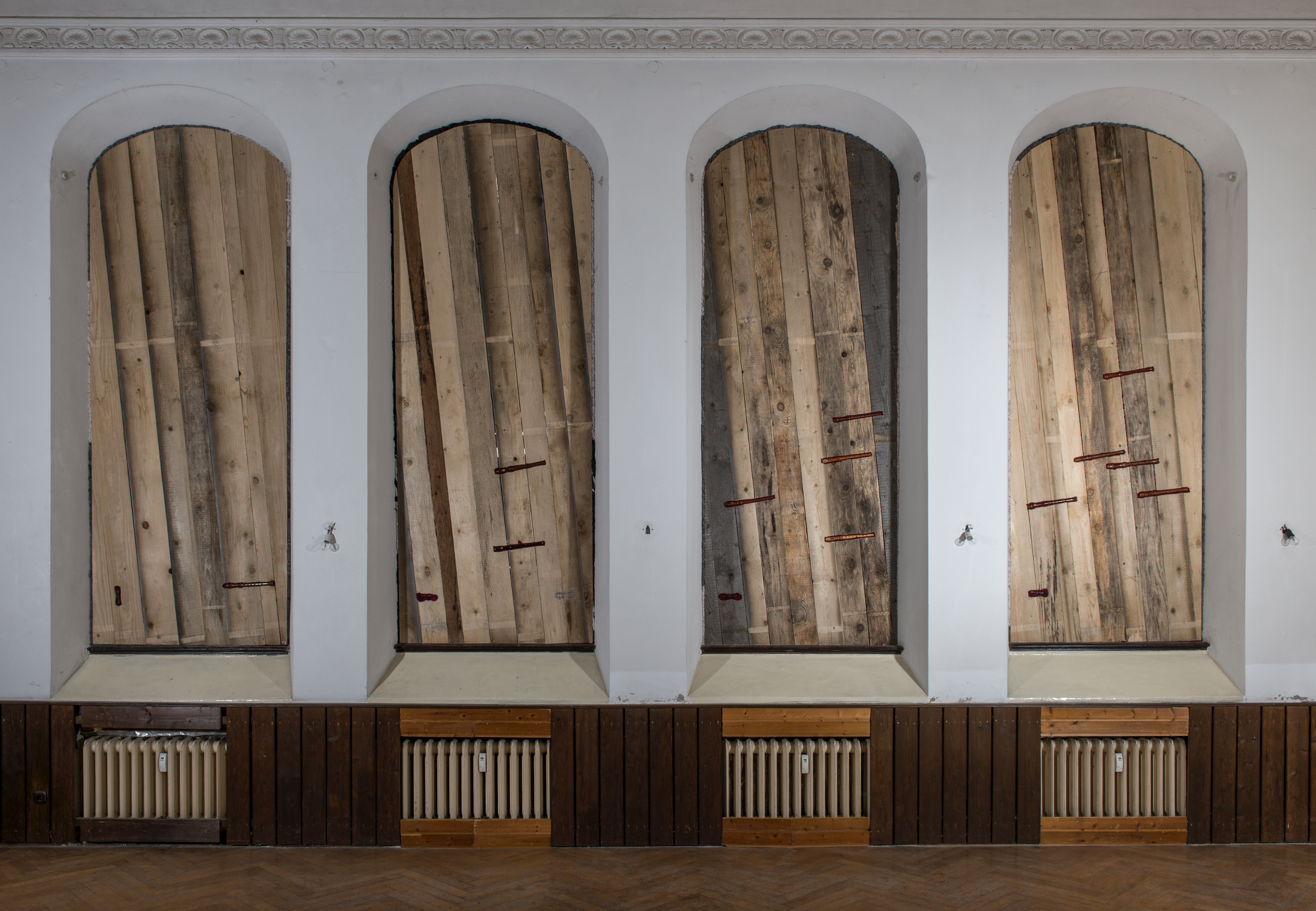 Große Installation, Fenster, Holzbretter, Flöten, Arbeit aus Ausstellung in Regensburg von Eduard Winklhofer, wichtiger zeitgenössischer Düsseldorfer Künstler 