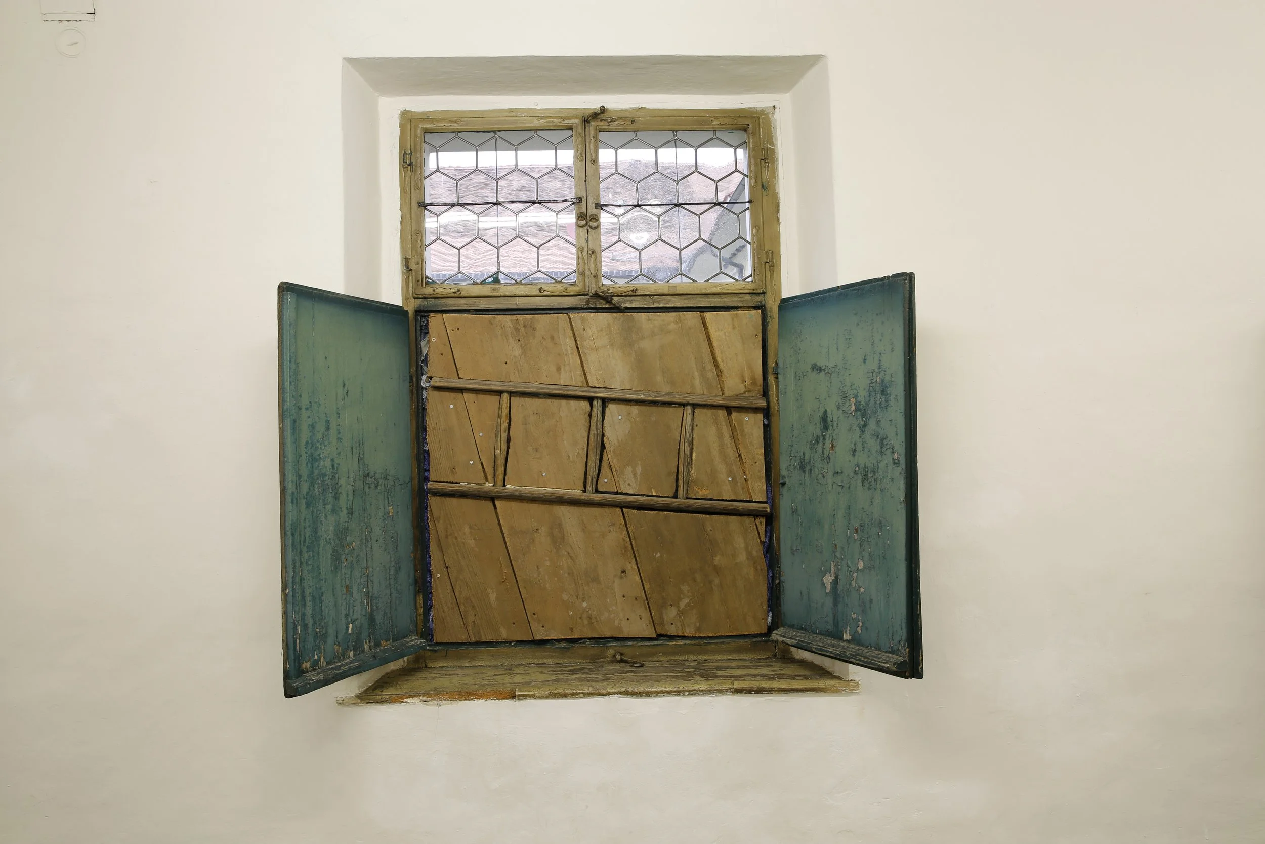 Kunstinstallation, Holzbalken und Flöten in Fenstern, Kulturzentrum bei den Minoriten, Graz, Ausstellung des aktuellen Künstlers Eduard Winklhofer aus Düsseldorf 