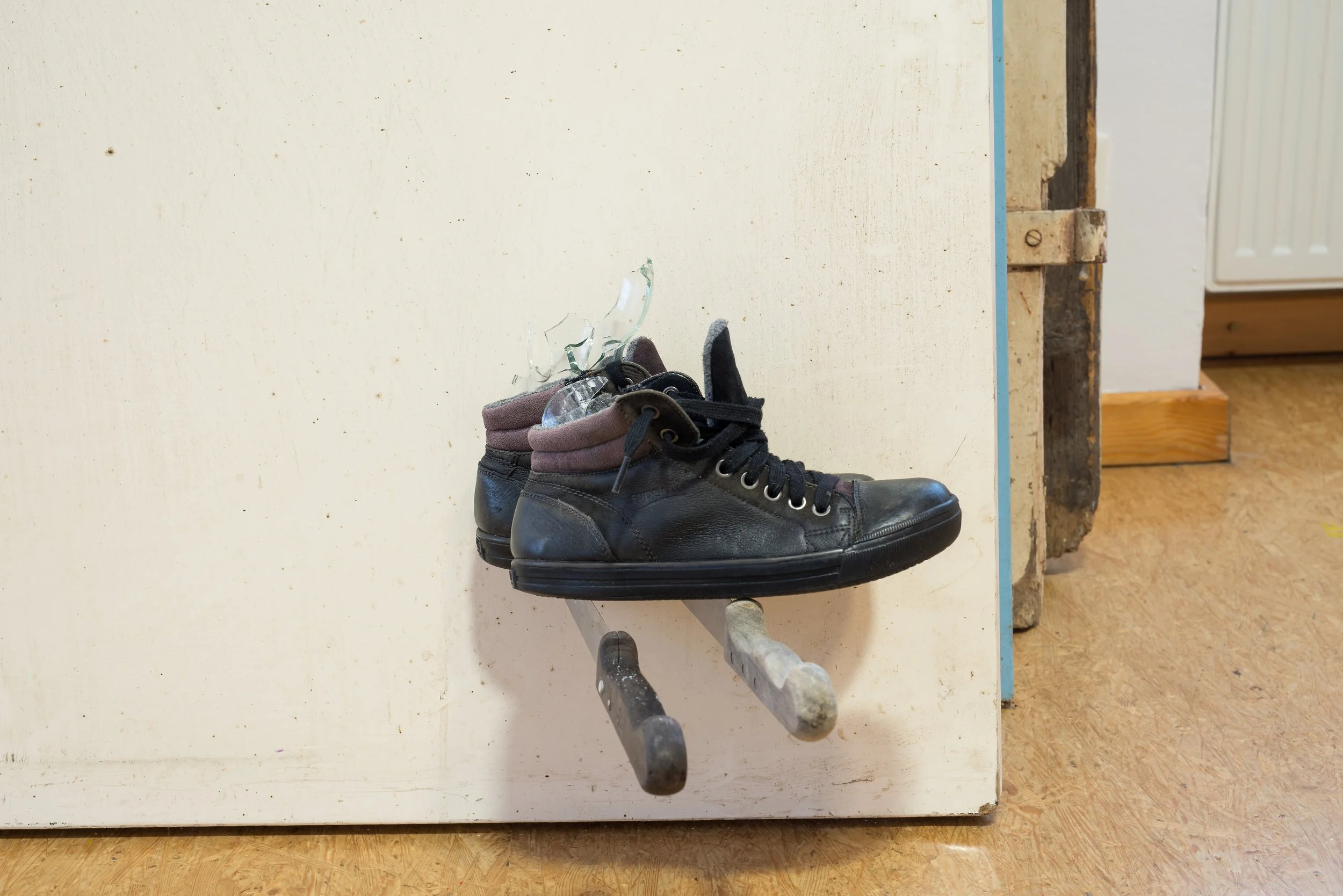 Kleine Installation, Schuhe auf Messerklingen, Kunsthaus Köflach, von Düsseldorfer zeitgenössischem Künstler Eduard Winklhofer