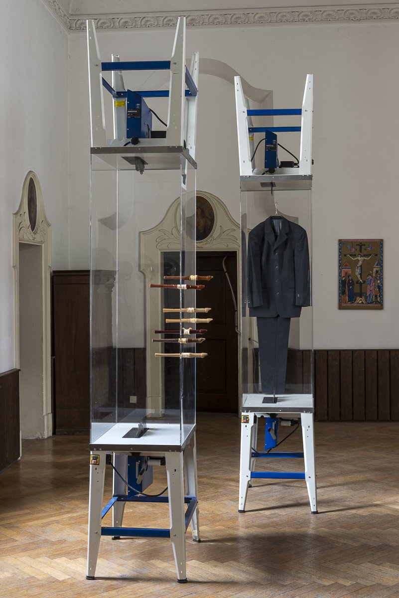 Installation, schwarze Anzugjacke und Hose gespannt zwischen zwei Kreissägen, Flöten gehangen zwischen Sägen, Arbeit des wichtigen deutschen Künstlers Eduard Winklhofer in Regensburg