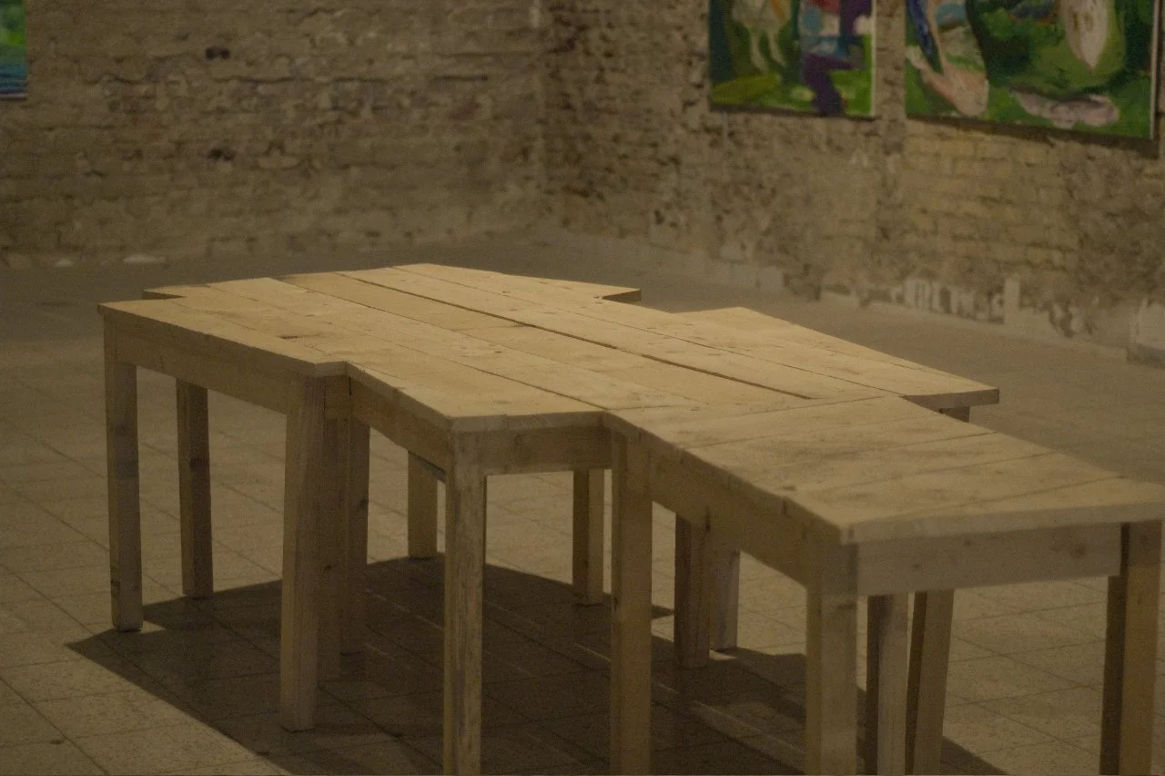 Große Kunstinstallation, Ausstellung in der Gloriahalle, Tische aus Holz, Arbeiten von Düsseldorfer Künstler Eduard Winklhofer