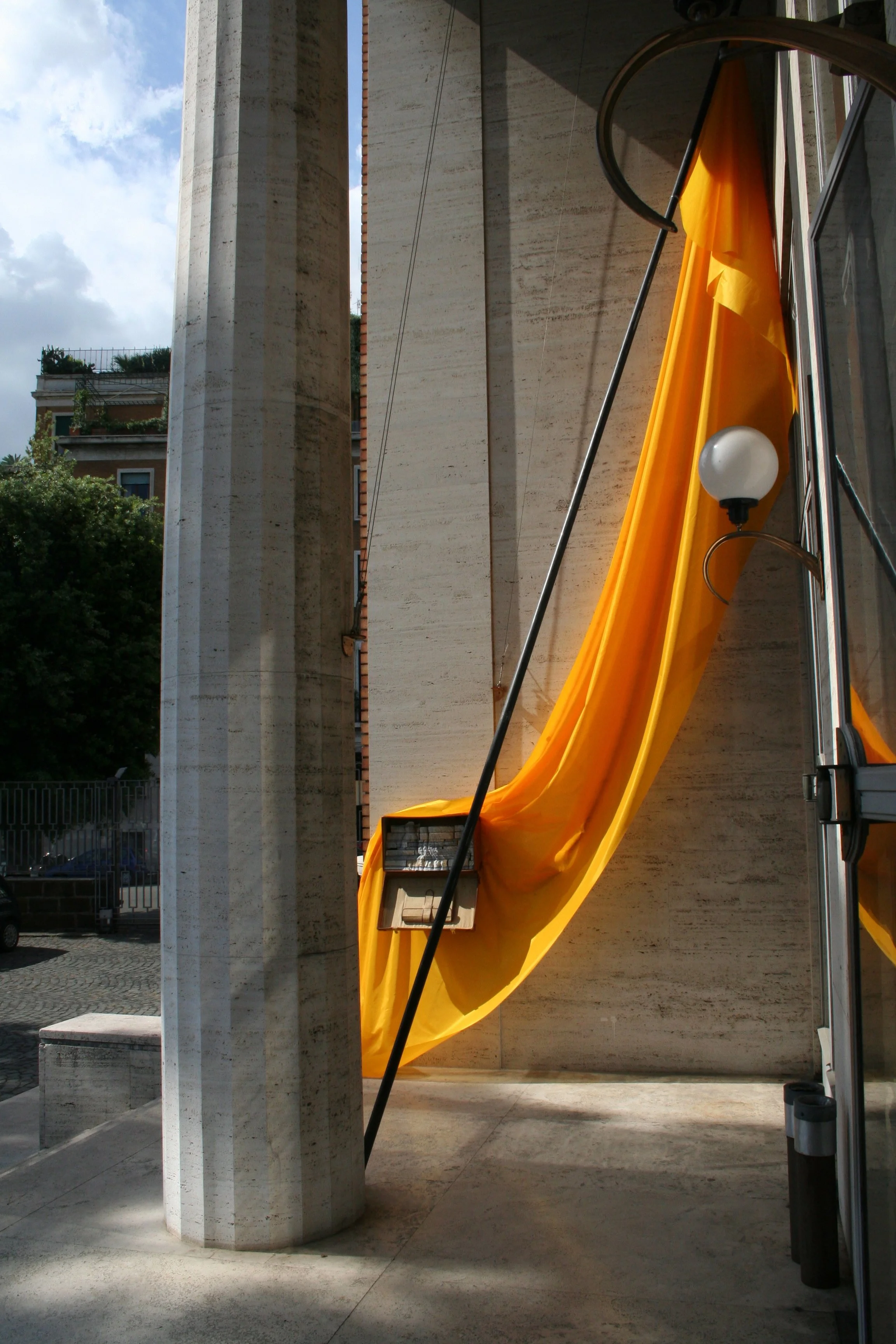 Installation Echo, Bücher, gelbe Flaggen, Österreichisches Kulturinstitut, Arbeiten von Düsseldorfer Künstler Eduard Winklhofer
