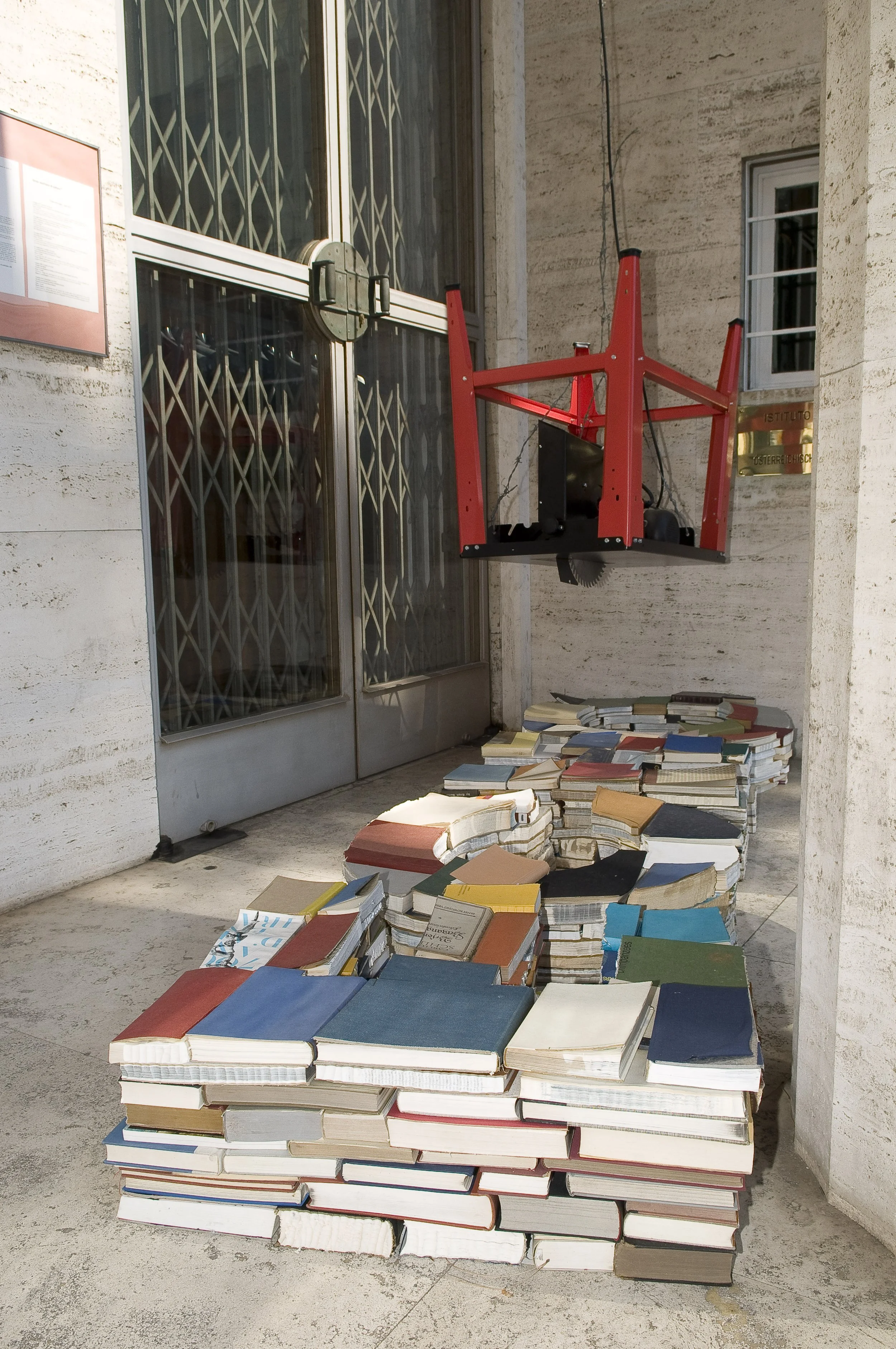 Installation Echo, Bücher, hängende Kreissäge, Österreichisches Kulturinstitut, Arbeiten von Düsseldorfer Künstler Eduard Winklhofer