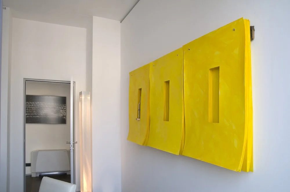 Wandbilder, gelbes Pigment auf Papier, Glasflaschen, Arbeit von Eduard Winklhofer aus Düsseldorf, Ausstellung Sede Banca Vontobel