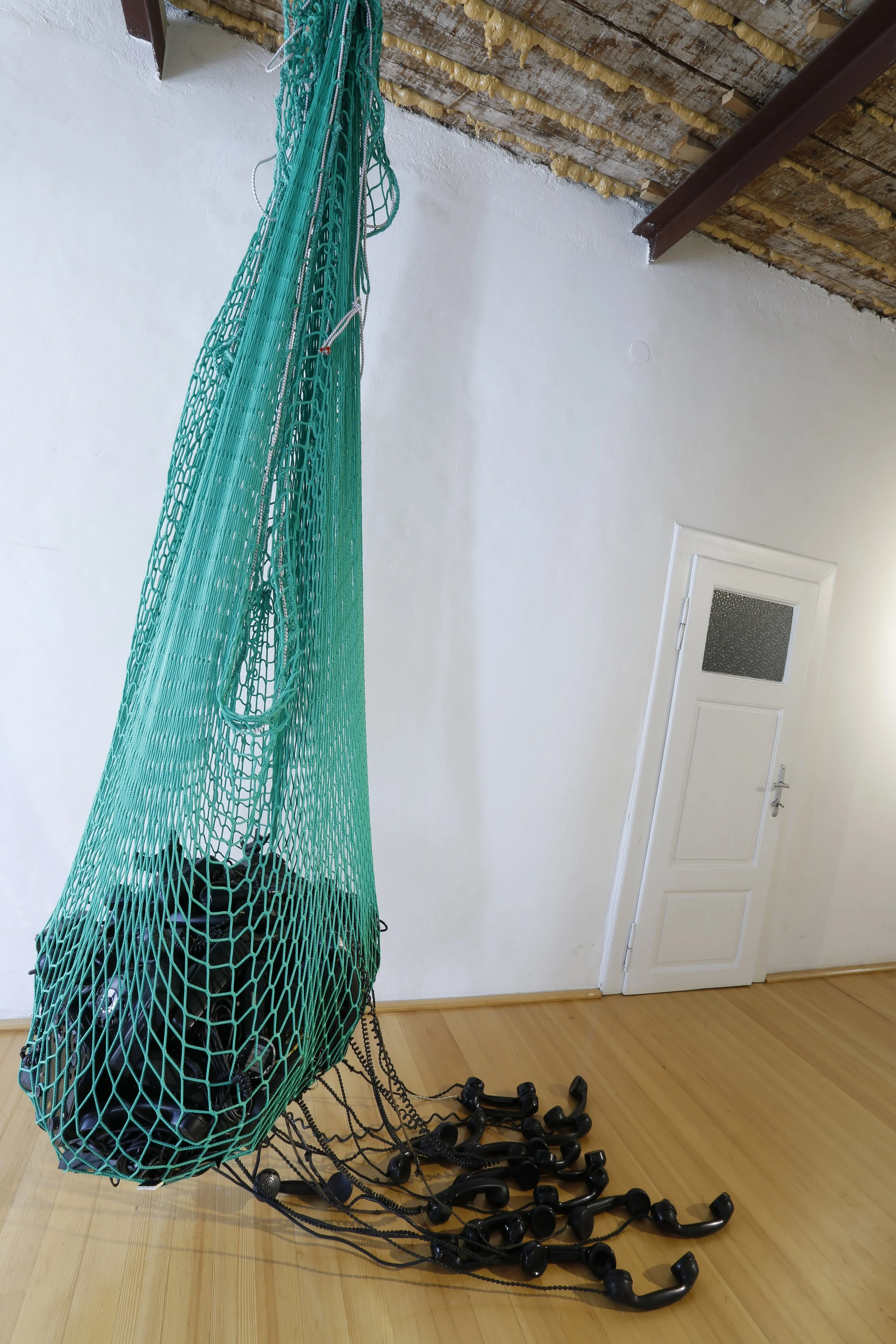 Kunstinstallation, Netz das schwarze Telefone hält,  Kulturzentrum bei den Minoriten, Graz, Ausstellung des aktuellen Künstlers Eduard Winklhofer aus Düsseldorf 