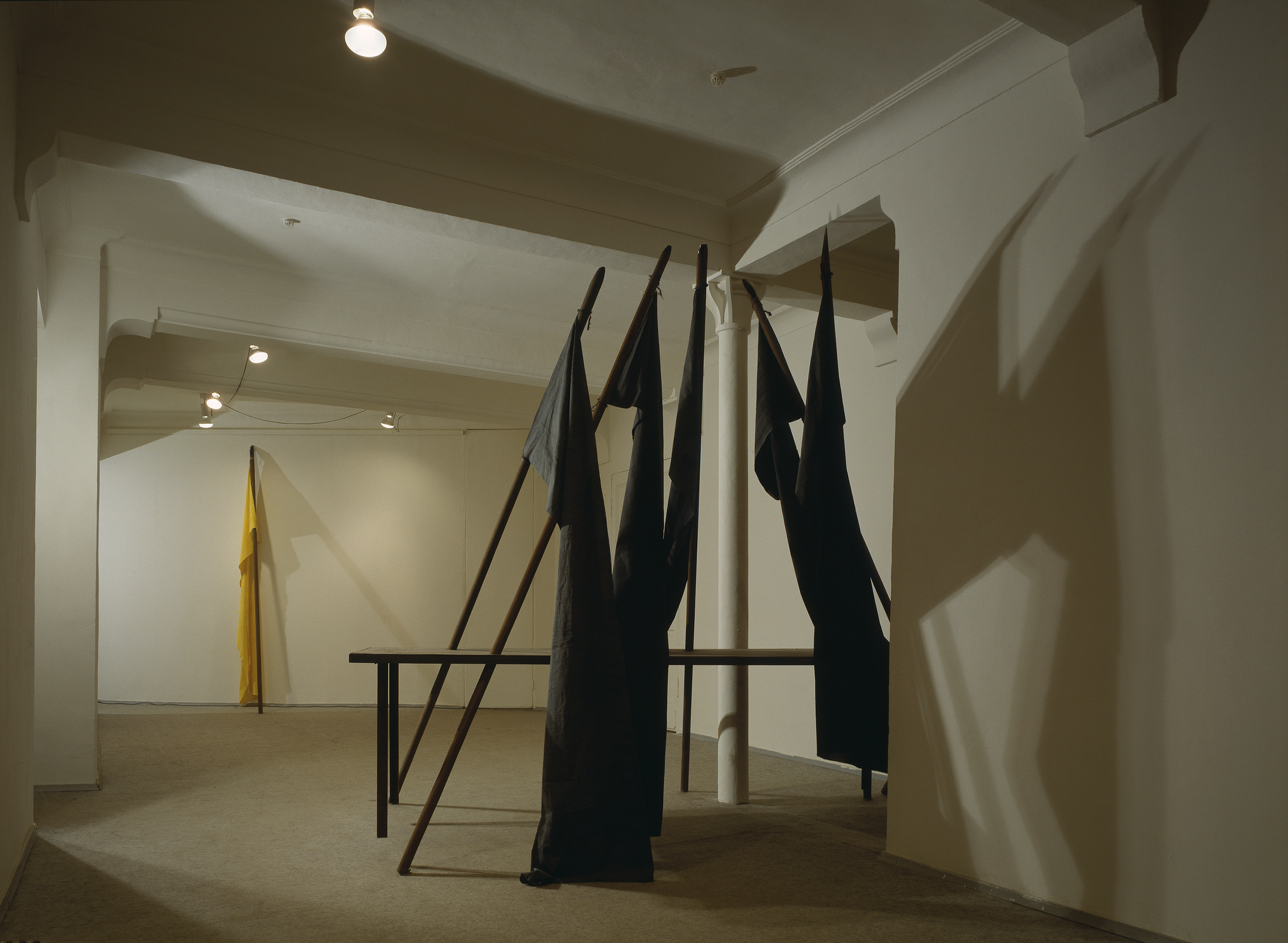 Schwarze Flaggen, in Tisch eingelassen, moderne Installation vom zeitgenössischen Düsseldorfer Künstler Eduard Winklhofer im Center for Contemporary Art in Moskau, 80er Jahre 