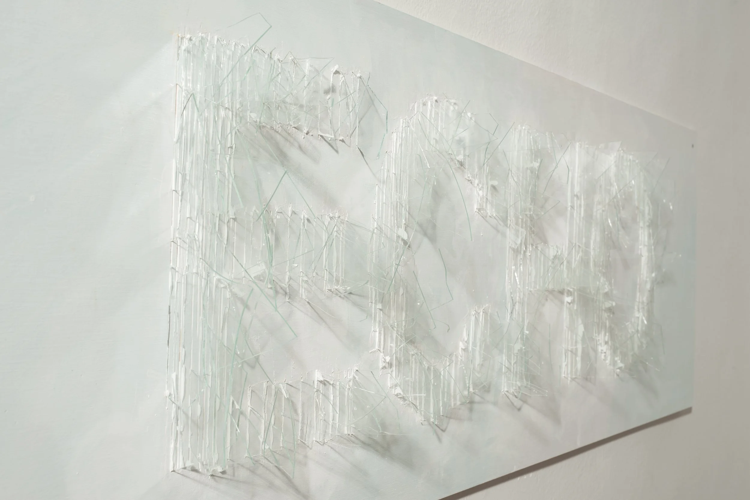 Nahaufnahme, Installation an Wand, Echo, Glasscherben in Holz, Kunsthaus Köflach, von Düsseldorfer zeitgenössischem Künstler Eduard Winklhofer