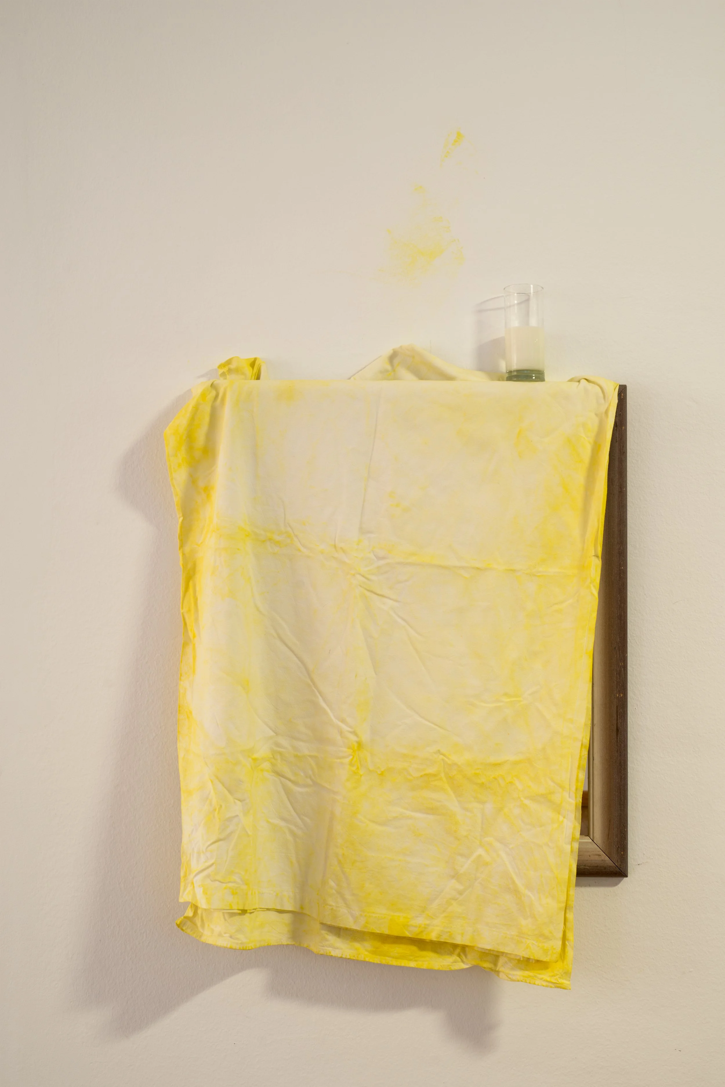 Installation an Wand, Tuch mit gelbem Pigment, Spiegel, Glas Milch, Kunsthaus Köflach, von Düsseldorfer zeitgenössischem Künstler Eduard Winklhofer 