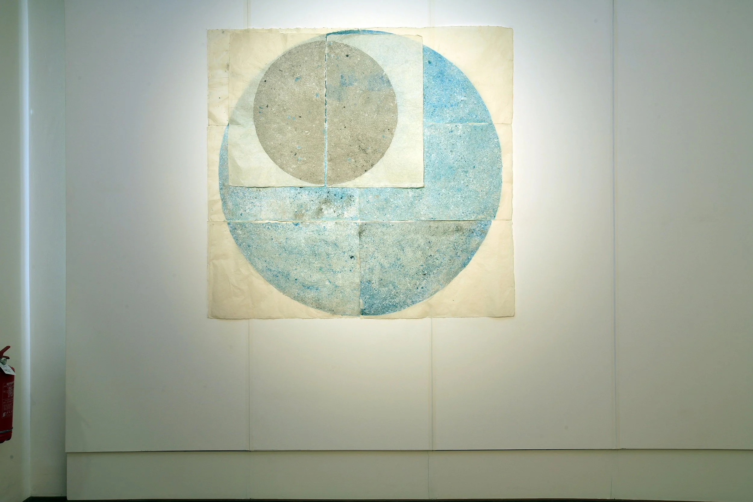 Asche auf japanischem Reispapier, großes Wandbild, zeitgenössischer Künstler Eduard Winklhofer, besuchsbares Atelier in Düsseldorf 