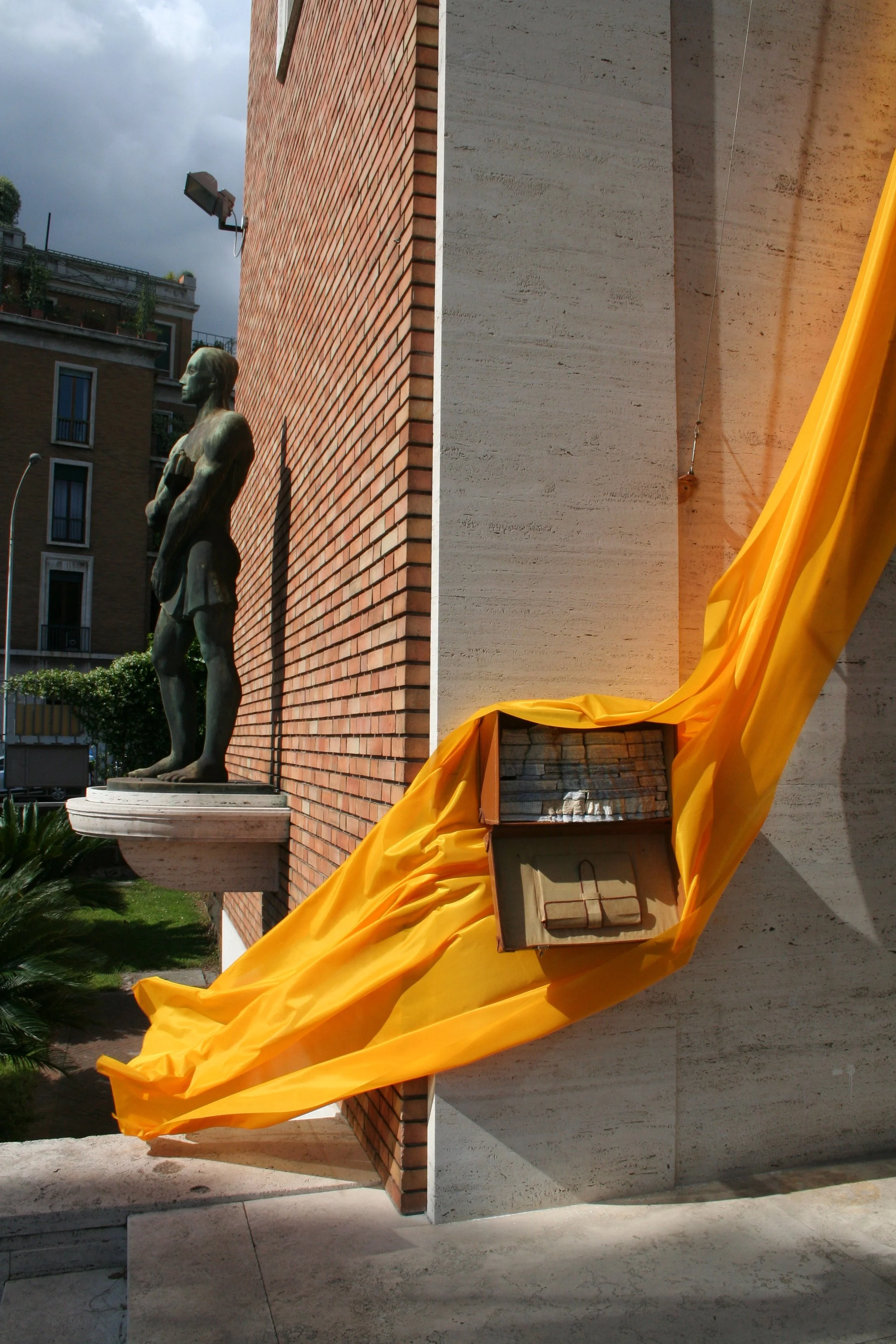 Installation Echo, Bücher, gelbe Flaggen, Österreichisches Kulturinstitut, Arbeiten von Düsseldorfer Künstler Eduard Winklhofer