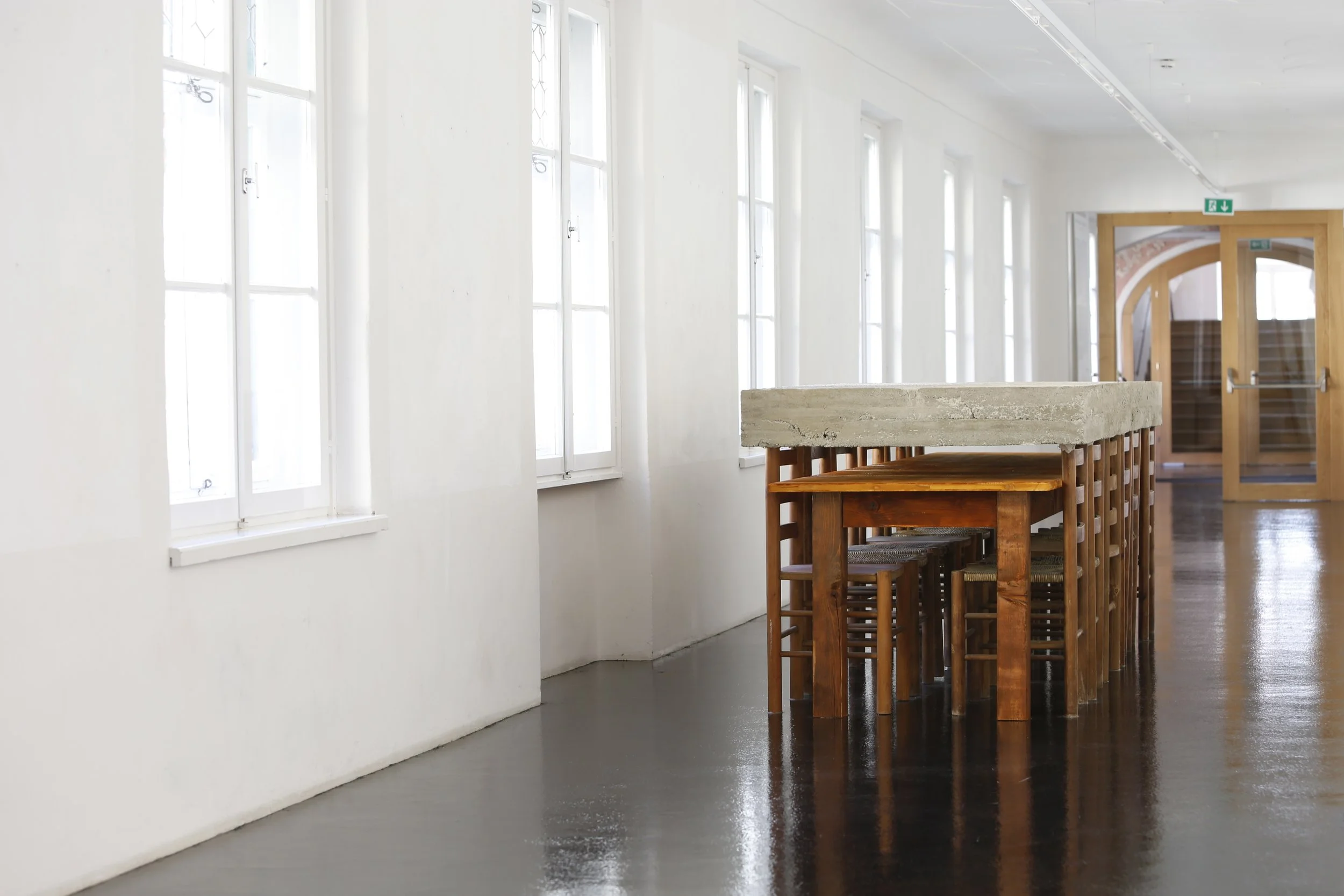 Kunstinstallation, Betonplatte auf Holzstühlen, Kulturzentrum bei den Minoriten, Graz, Ausstellung des aktuellen Künstlers Eduard Winklhofer aus Düsseldorf 