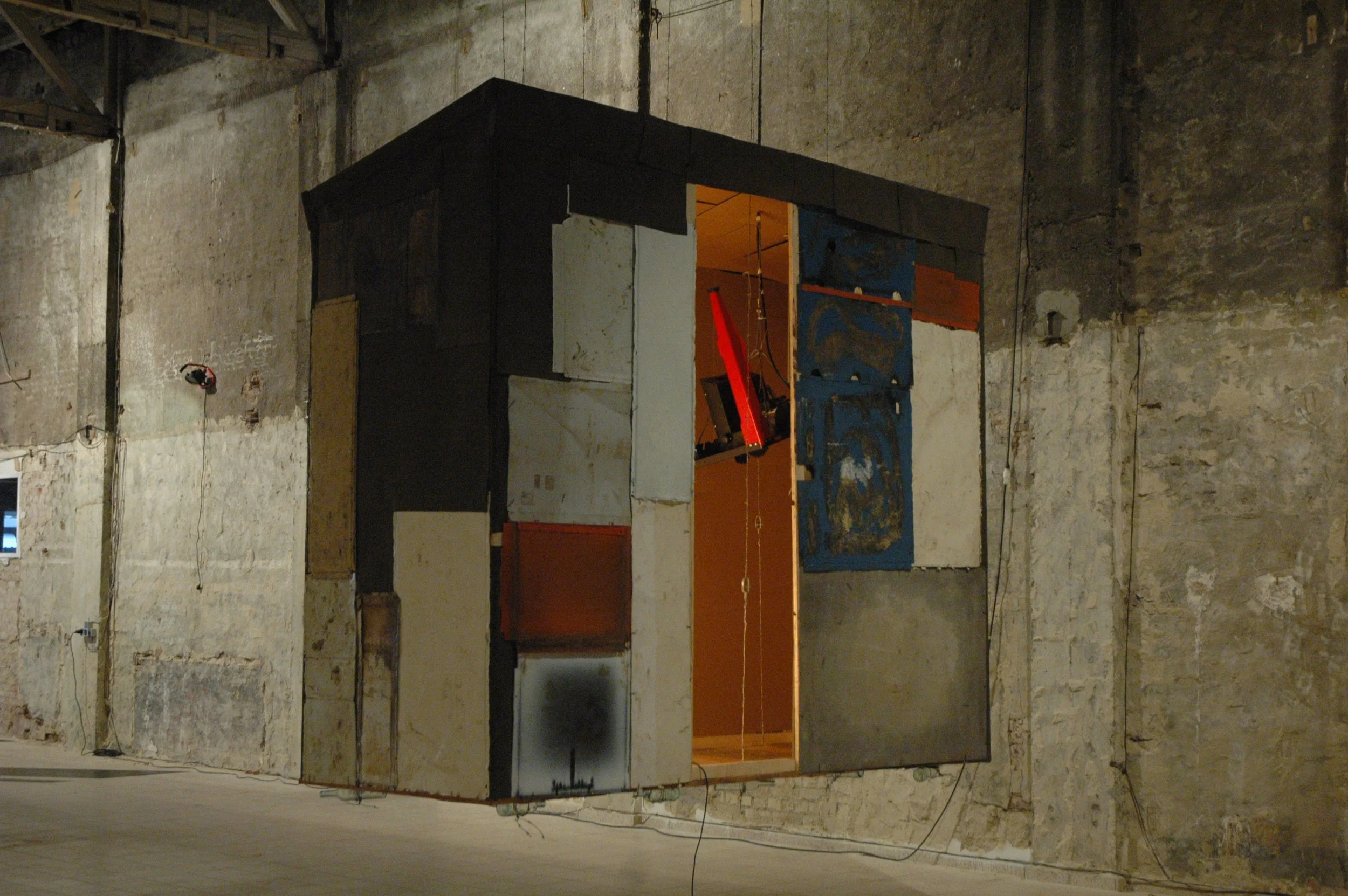 Große Kunstinstallation, Ausstellung in der Gloriahalle, aufgehangene Container, Kreissäge an Stacheldraht aufgehangen, Arbeiten von Düsseldorfer Künstler Eduard Winklhofer 