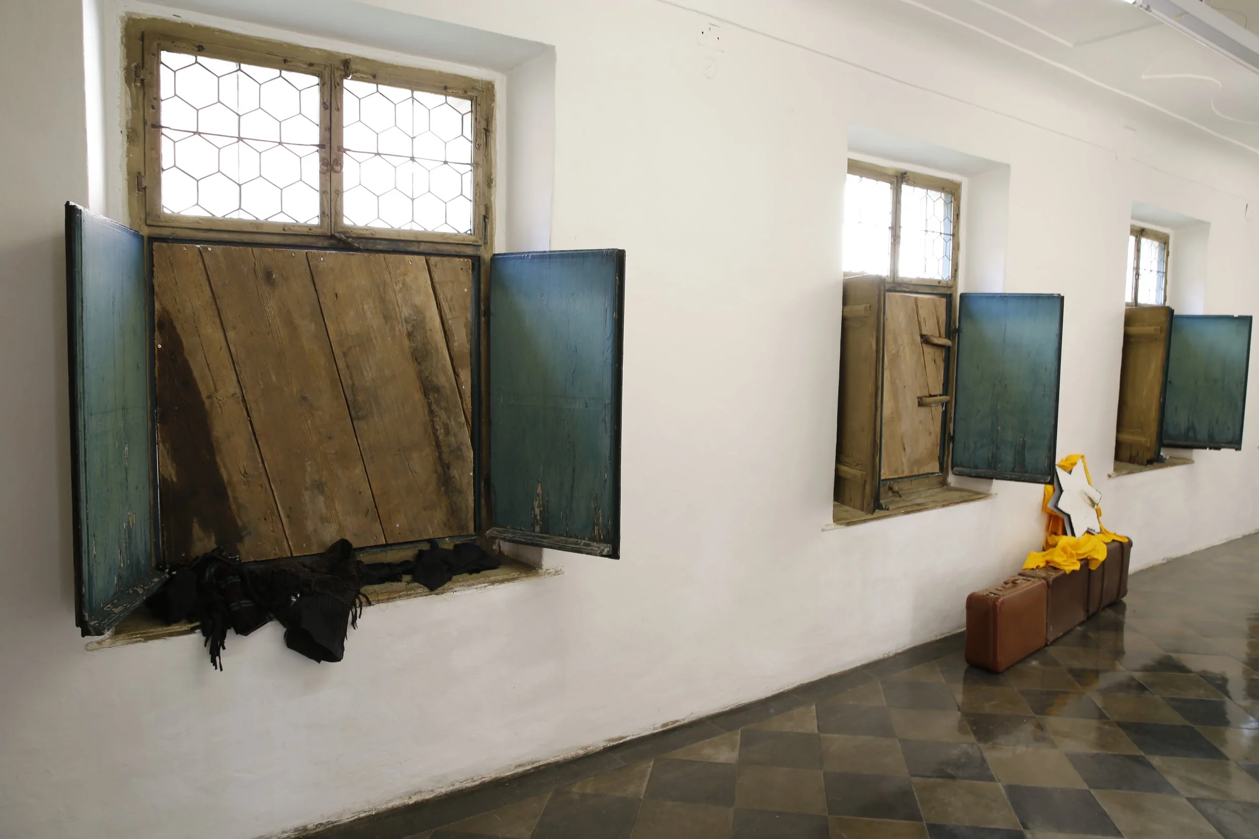 Kunstinstallation, Holzbalken und Flöten in Fenstern, Kulturzentrum bei den Minoriten, Graz, Ausstellung des aktuellen Künstlers Eduard Winklhofer aus Düsseldorf 