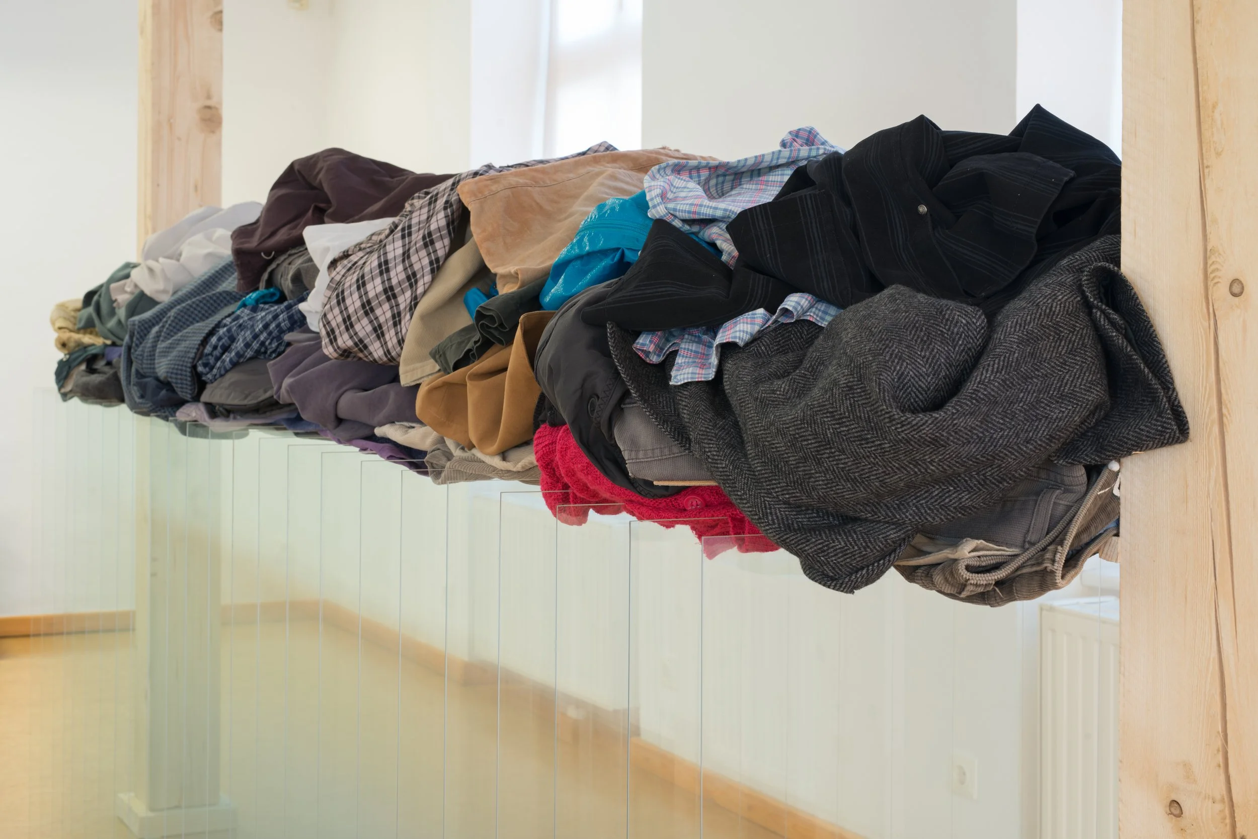 Installation, Kleidung auf Glasscheiben, Kunsthaus Köflach, von Düsseldorfer zeitgenössischem Künstler Eduard Winklhofer 