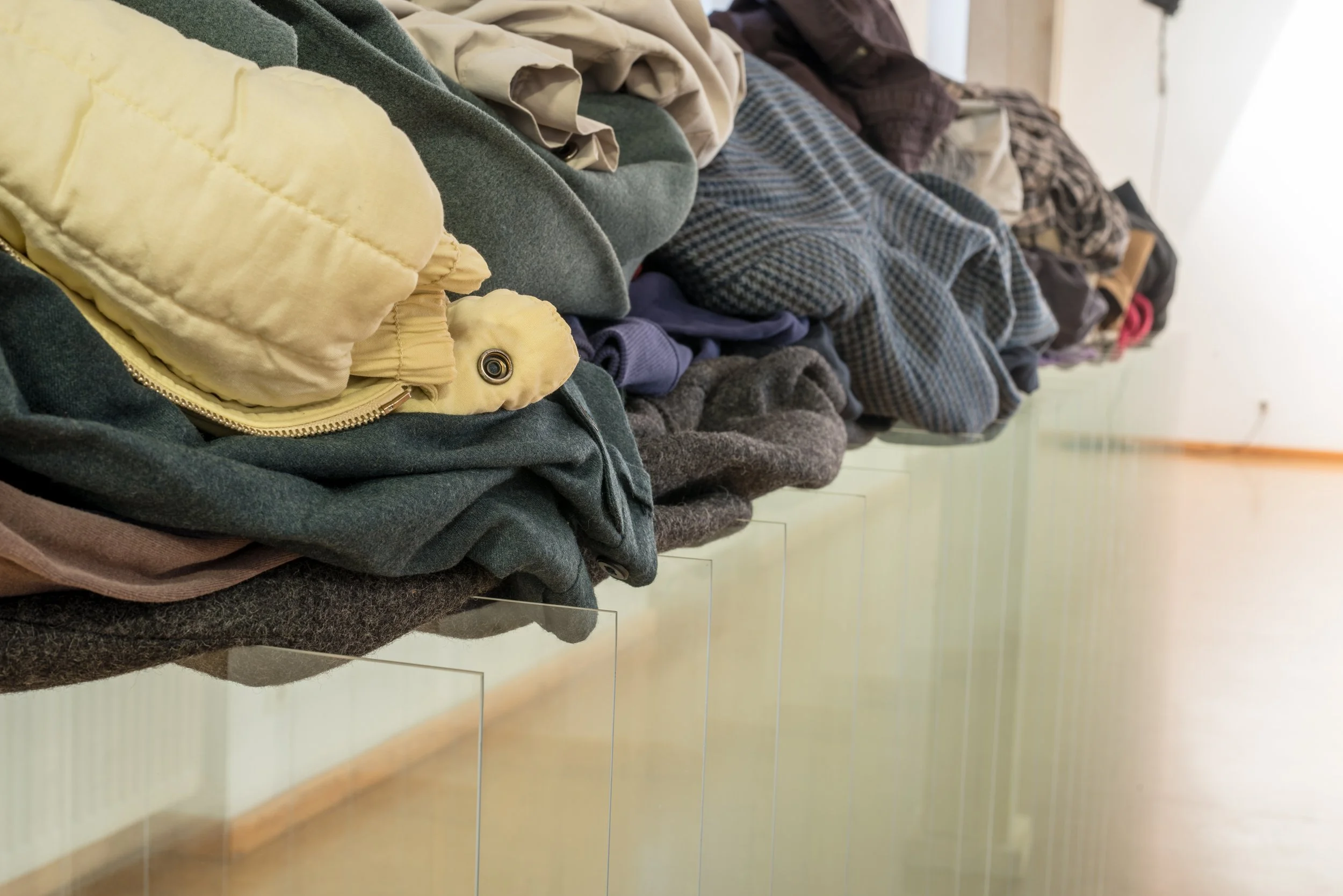 Installation, Kleidung auf Glasscheiben, Kunsthaus Köflach,2019,  von Düsseldorfer zeitgenössischem Künstler Eduard Winklhofer 