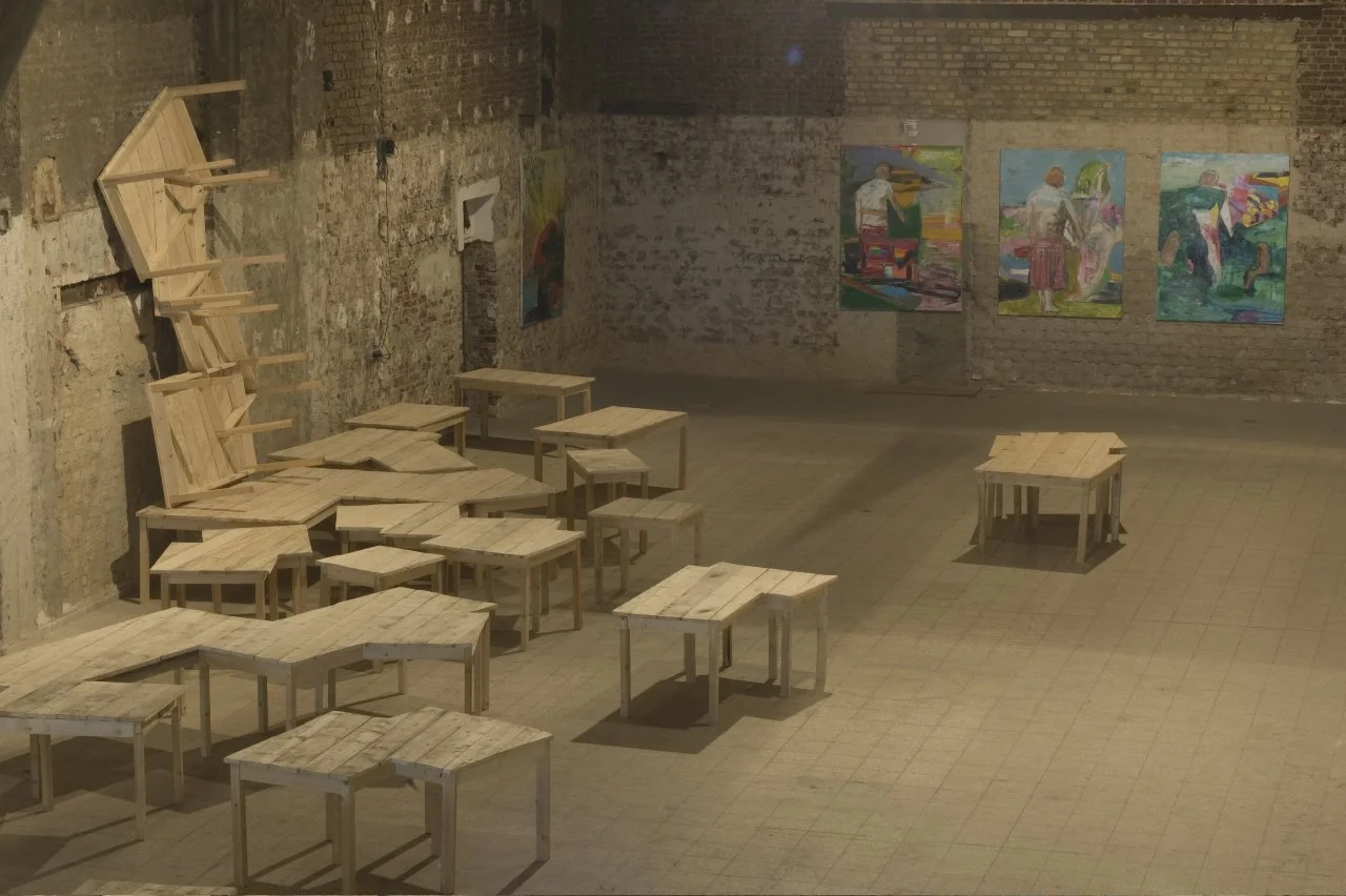 Große Kunstinstallation, Ausstellung in der Gloriahalle, Tische aus Holz, Arbeiten von Düsseldorfer Künstler Eduard Winklhofer