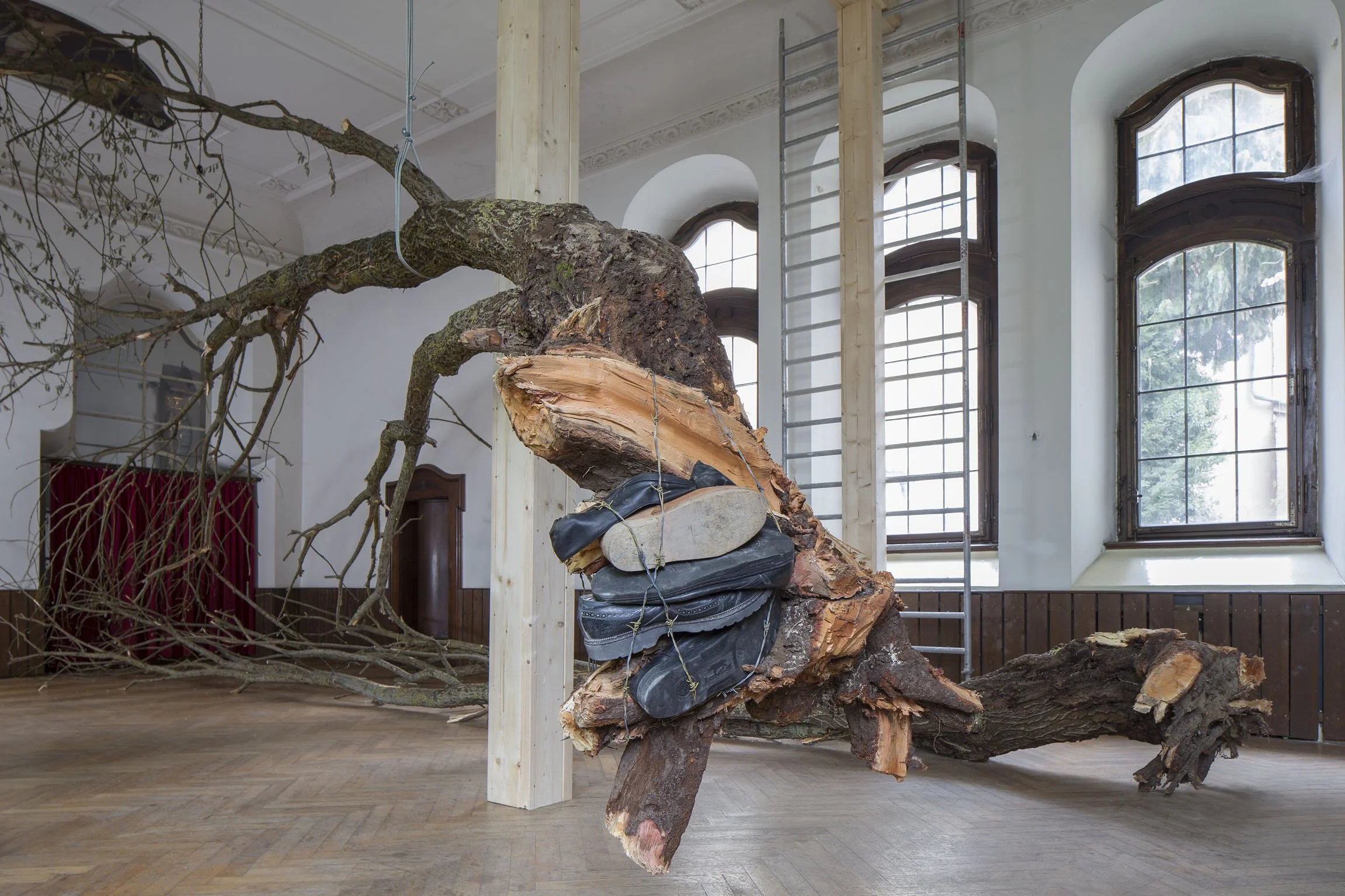 Kunst, Installation, Hängender Baum, Schuhe und Stacheldraht, Arbeit des zeitgenössischen Künstlers Eduard Winklhofer in Regensburg