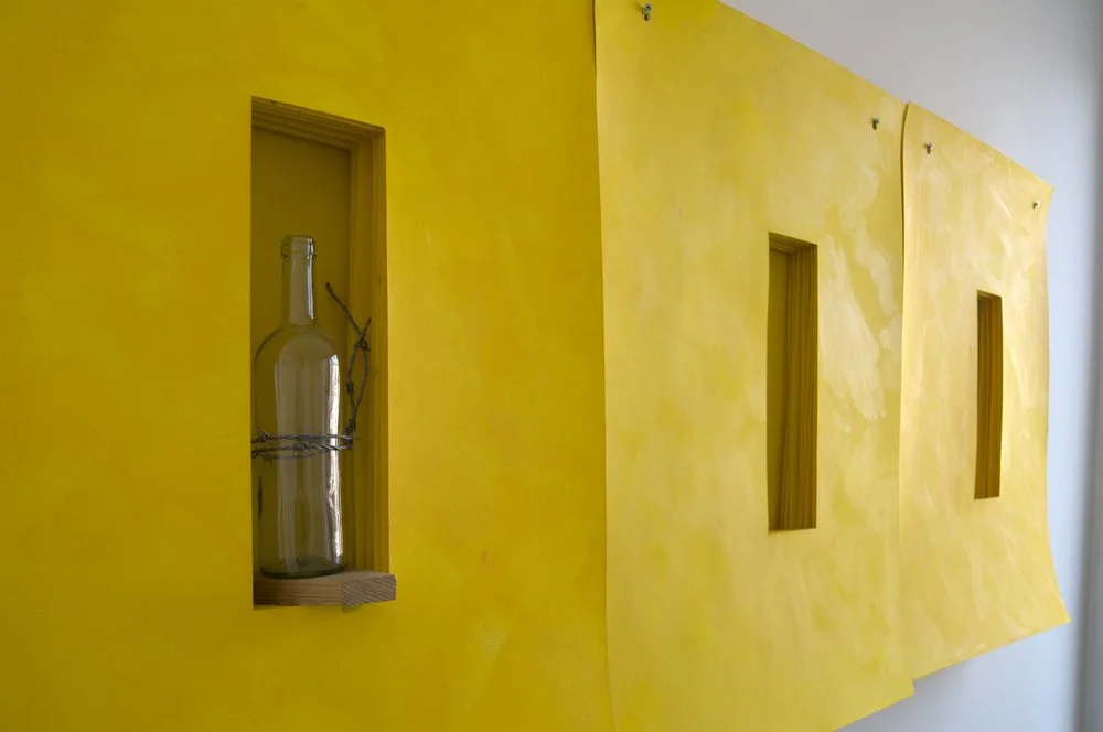 Wandbilder, gelbes Pigment auf Papier, Glasflaschen, Arbeit von Eduard Winklhofer aus Düsseldorf, Ausstellung Sede Banca Vontobel