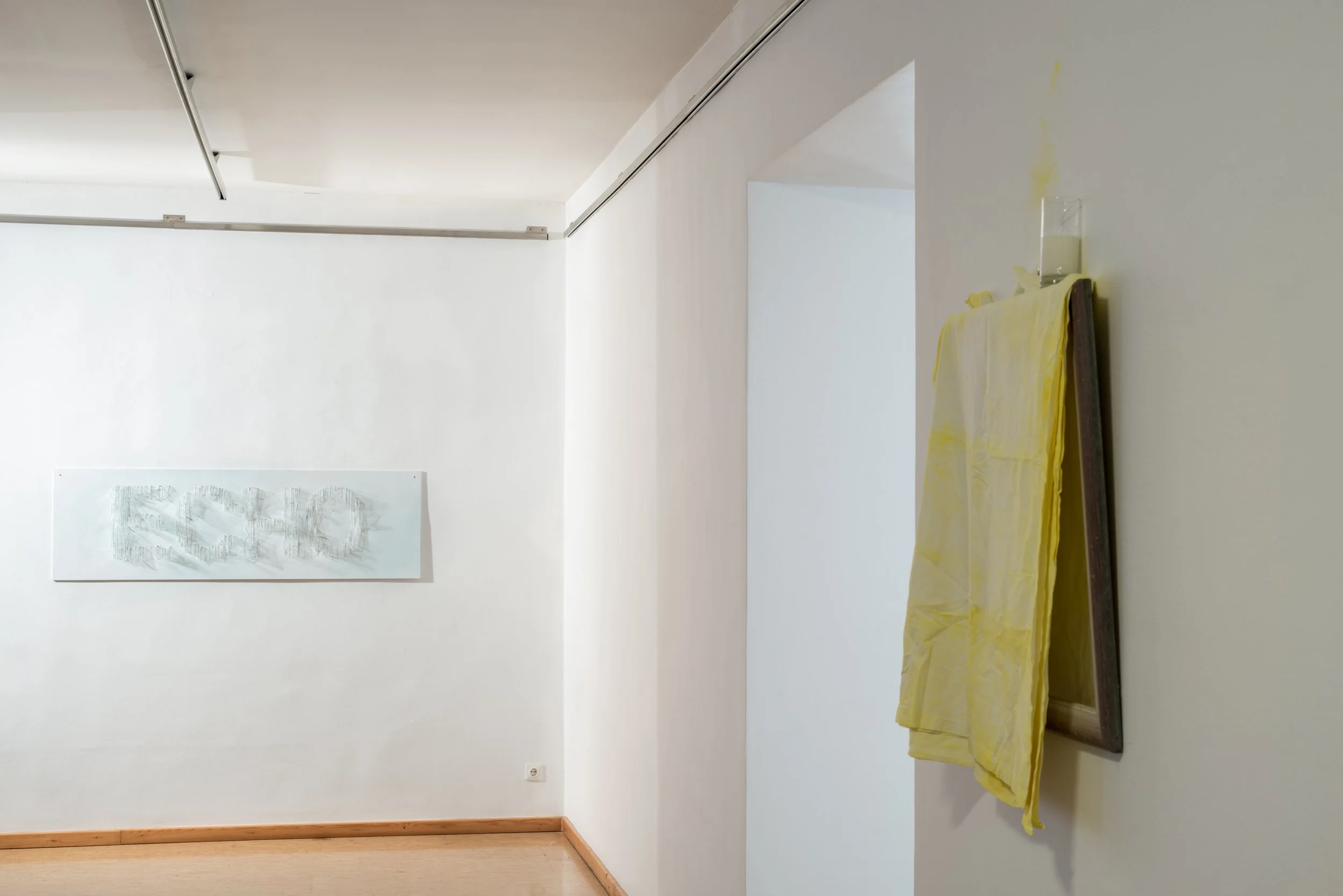 Installation an Wand, Echo, Glasscherben in Holz, Tuch mit gelbem Pigment, Spiegel, Glas Milch, Kunsthaus Köflach, von Düsseldorfer zeitgenössischem Künstler Eduard Winklhofer 