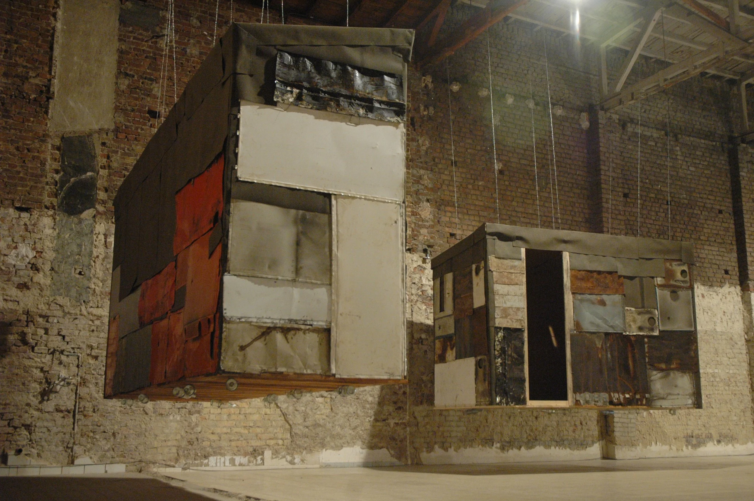 Große Installation, Ausstellung in der Gloriahalle, aufgehangene Container Arbeiten von Düsseldorfer Künstler Eduard Winklhofer 